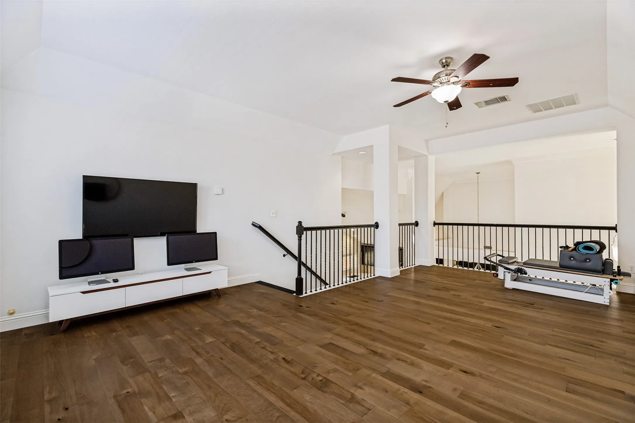 Single Family Residence For Sale in Collin County , 9564 Lance Drive, Frisco, Texas 75035, 3 Bedroom, 2 Bathroom, 2 Garage spaces, 2,405 Sqft, built in 2011, mls#21381337, Real Estate Agent in Frisco, Homes For Sale in Collin county, Homes For Sale in Frisco, Realtor in Frisco Texas, Real Estate Brokerage Independent Realty Texas, Luminita Cordes Realtor