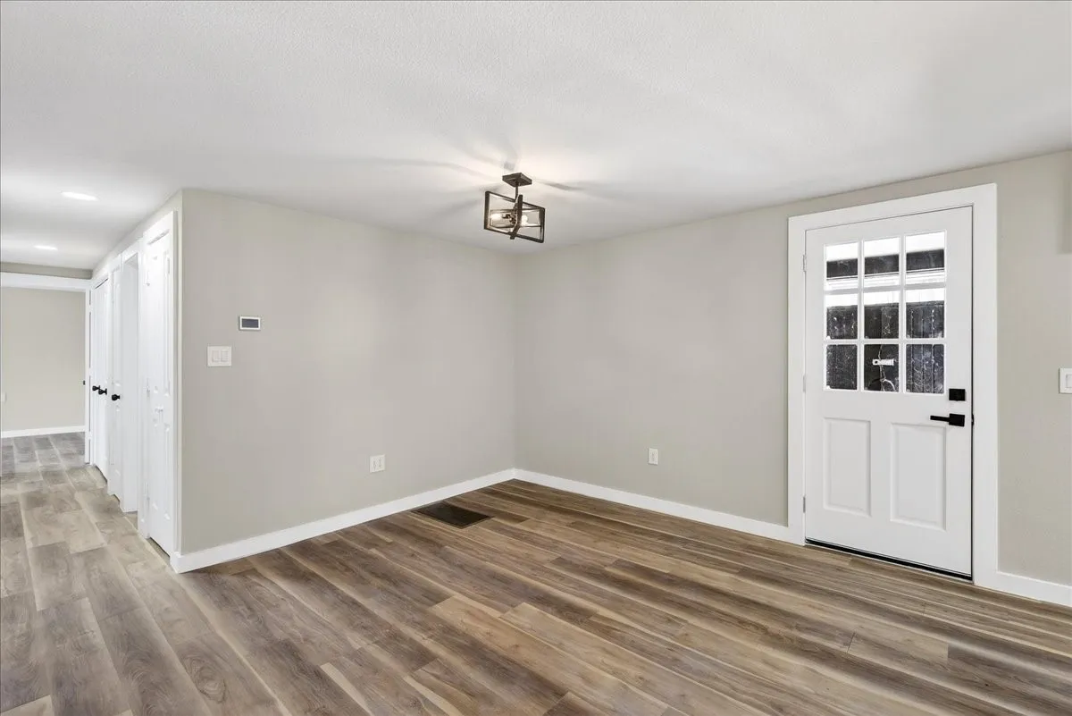 Manufactured Home For Sale in Henderson County , 107 Lakewood Drive, Mabank, Texas 75156, 4 Bedroom, 2 Bathroom, Garage spaces, 1,440 Sqft, built in 1976, mls#21381383, Real Estate Agent in Mabank, Homes For Sale in Henderson county, Homes For Sale in Mabank, Realtor in Mabank Texas, Real Estate Brokerage Independent Realty Texas, Luminita Cordes Realtor