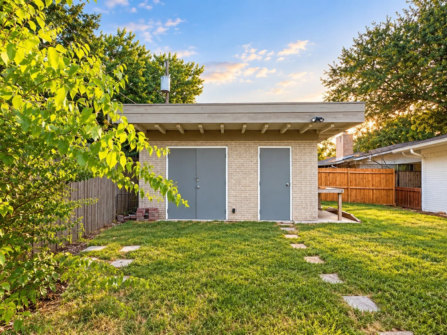 Single Family Residence For Sale in Dallas County , 3038 Talisman Drive, Dallas, Texas 75229, 3 Bedroom, 2 Bathroom, Garage spaces, 2,088 Sqft, built in 1959, mls#21378694, Real Estate Agent in Dallas, Homes For Sale in Dallas county, Homes For Sale in Dallas, Realtor in Dallas Texas, Real Estate Brokerage Independent Realty Texas, Luminita Cordes Realtor
