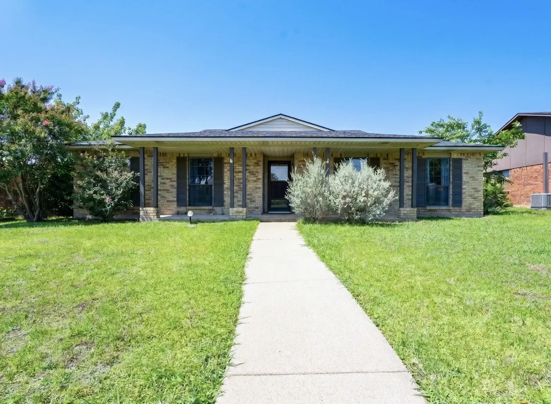 Single Family Residence For Sale in Denton County , 2213 Proctor Drive, Carrollton, Texas 75007, 3 Bedroom, 2 Bathroom, 2 Garage spaces, 2,831 Sqft, built in 1978, mls#21381387, Real Estate Agent in Carrollton, Homes For Sale in Denton county, Homes For Sale in Carrollton, Realtor in Carrollton Texas, Real Estate Brokerage Independent Realty Texas, Luminita Cordes Realtor
