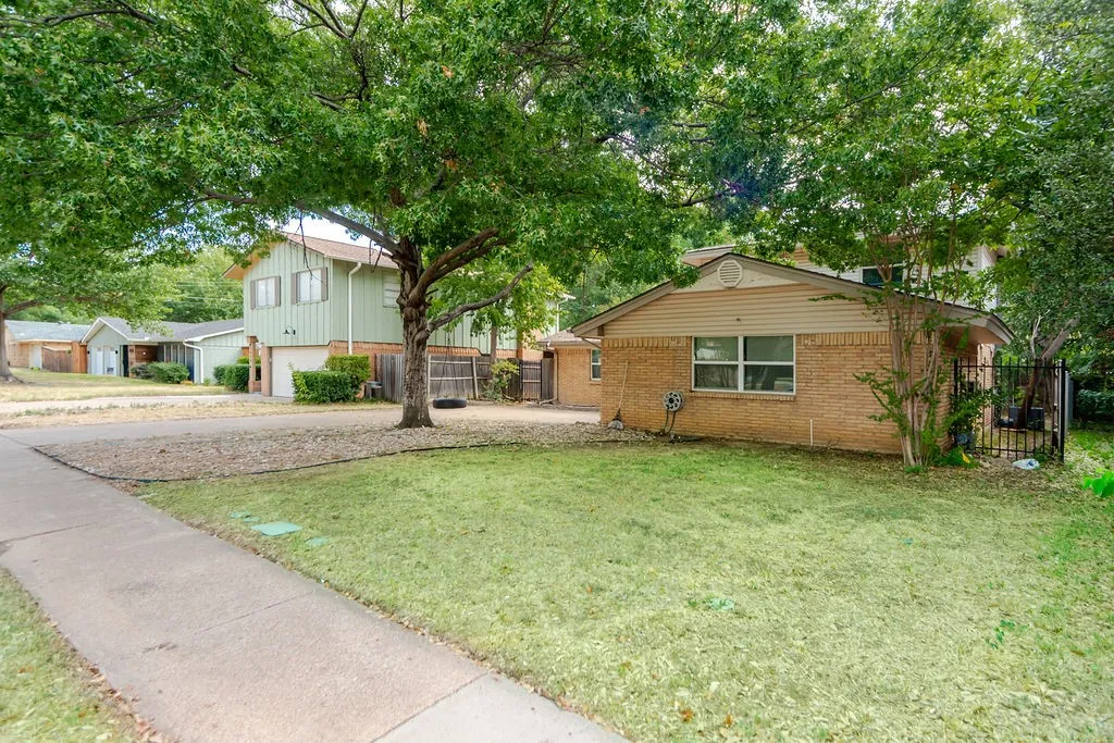Single Family Residence For Rent in Dallas County , 2416 Summer Place Drive, Irving, Texas 75062, 3 Bedroom, 2 Bathroom, 2 Garage spaces, 1,796 Sqft, built in 1964, mls#21381389, Real Estate Agent in Irving, Homes For Rent in Dallas county, Homes For Rent in Irving, Realtor in Irving Texas, Real Estate Brokerage Independent Realty Texas, Luminita Cordes Realtor