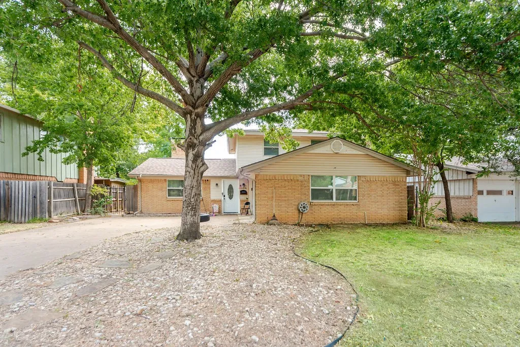 Single Family Residence For Rent in Dallas County , 2416 Summer Place Drive, Irving, Texas 75062, 3 Bedroom, 2 Bathroom, 2 Garage spaces, 1,796 Sqft, built in 1964, mls#21381389, Real Estate Agent in Irving, Homes For Rent in Dallas county, Homes For Rent in Irving, Realtor in Irving Texas, Real Estate Brokerage Independent Realty Texas, Luminita Cordes Realtor