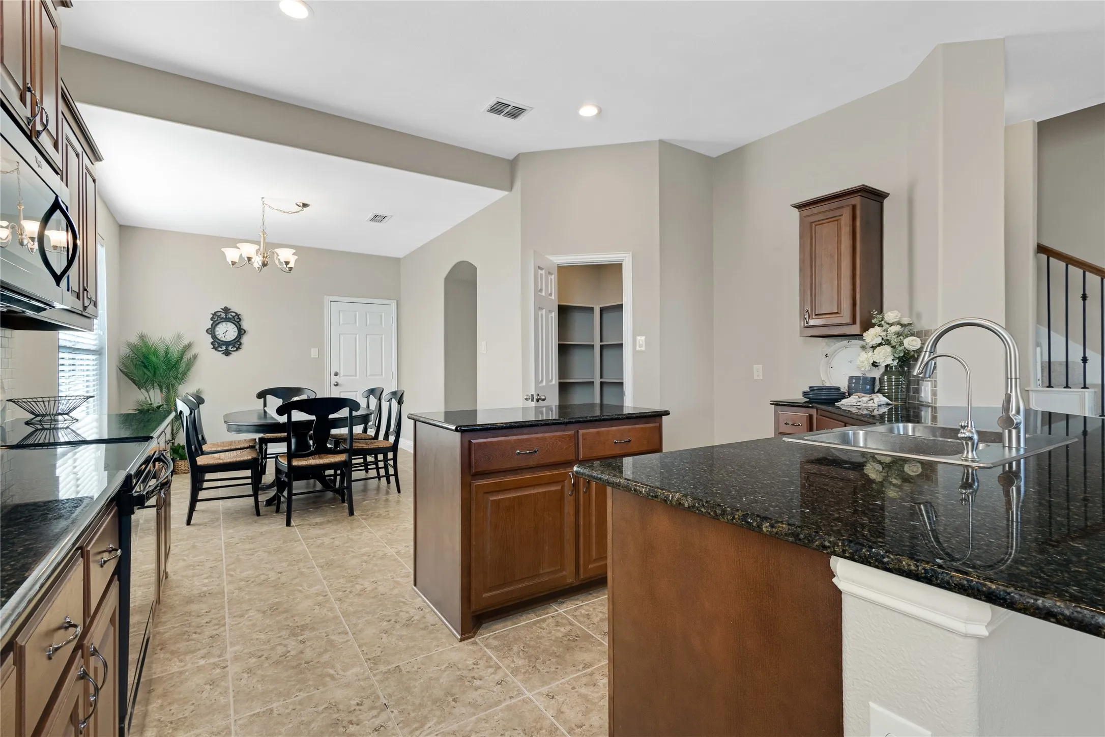 Single Family Residence For Sale in Denton County , 288 Hilltop Drive, Justin, Texas 76247, 4 Bedroom, 3 Bathroom, 3 Garage spaces, 2,829 Sqft, built in 2017, mls#21381131, Real Estate Agent in Justin, Homes For Sale in Denton county, Homes For Sale in Justin, Realtor in Justin Texas, Real Estate Brokerage Independent Realty Texas, Luminita Cordes Realtor