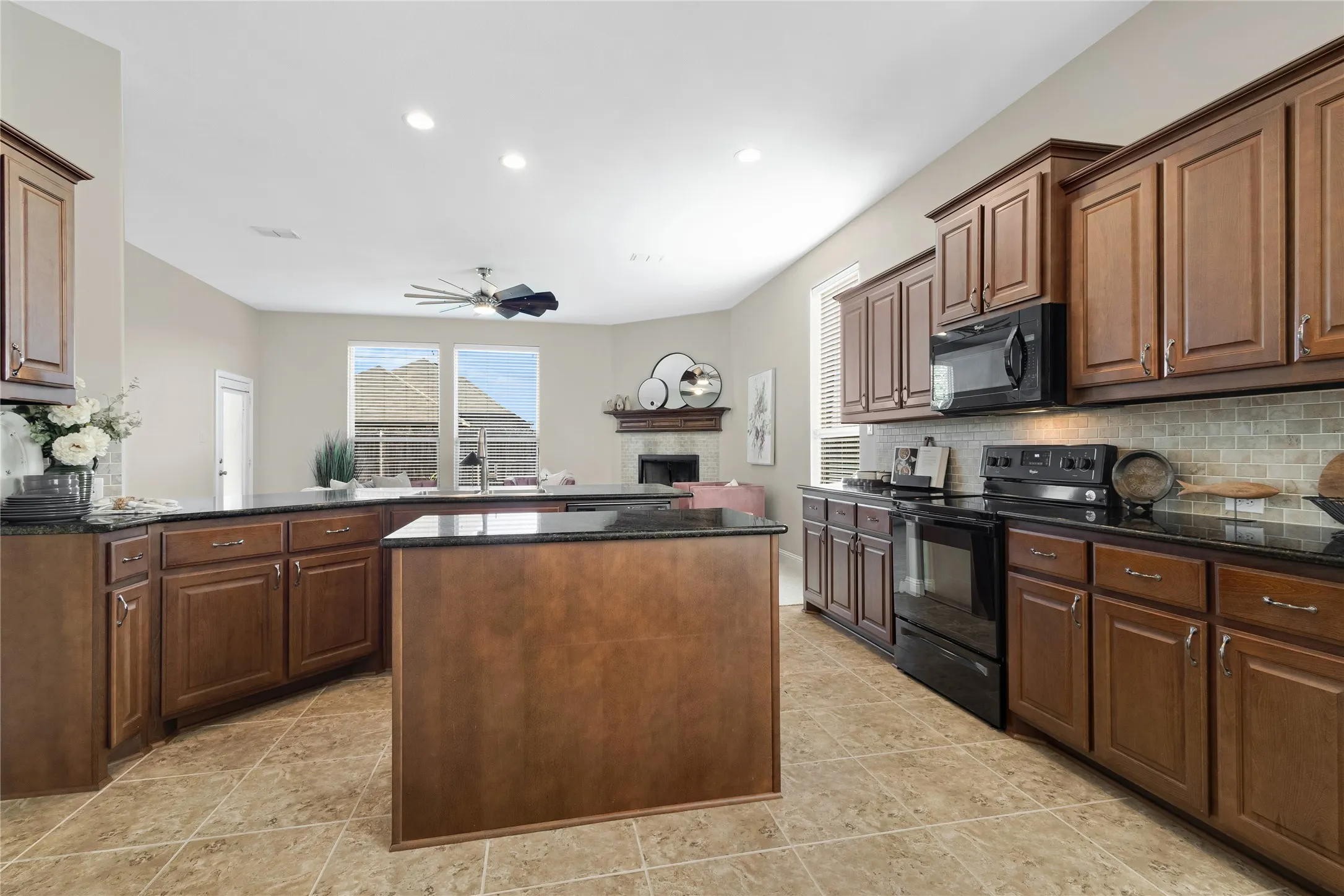 Single Family Residence For Sale in Denton County , 288 Hilltop Drive, Justin, Texas 76247, 4 Bedroom, 3 Bathroom, 3 Garage spaces, 2,829 Sqft, built in 2017, mls#21381131, Real Estate Agent in Justin, Homes For Sale in Denton county, Homes For Sale in Justin, Realtor in Justin Texas, Real Estate Brokerage Independent Realty Texas, Luminita Cordes Realtor