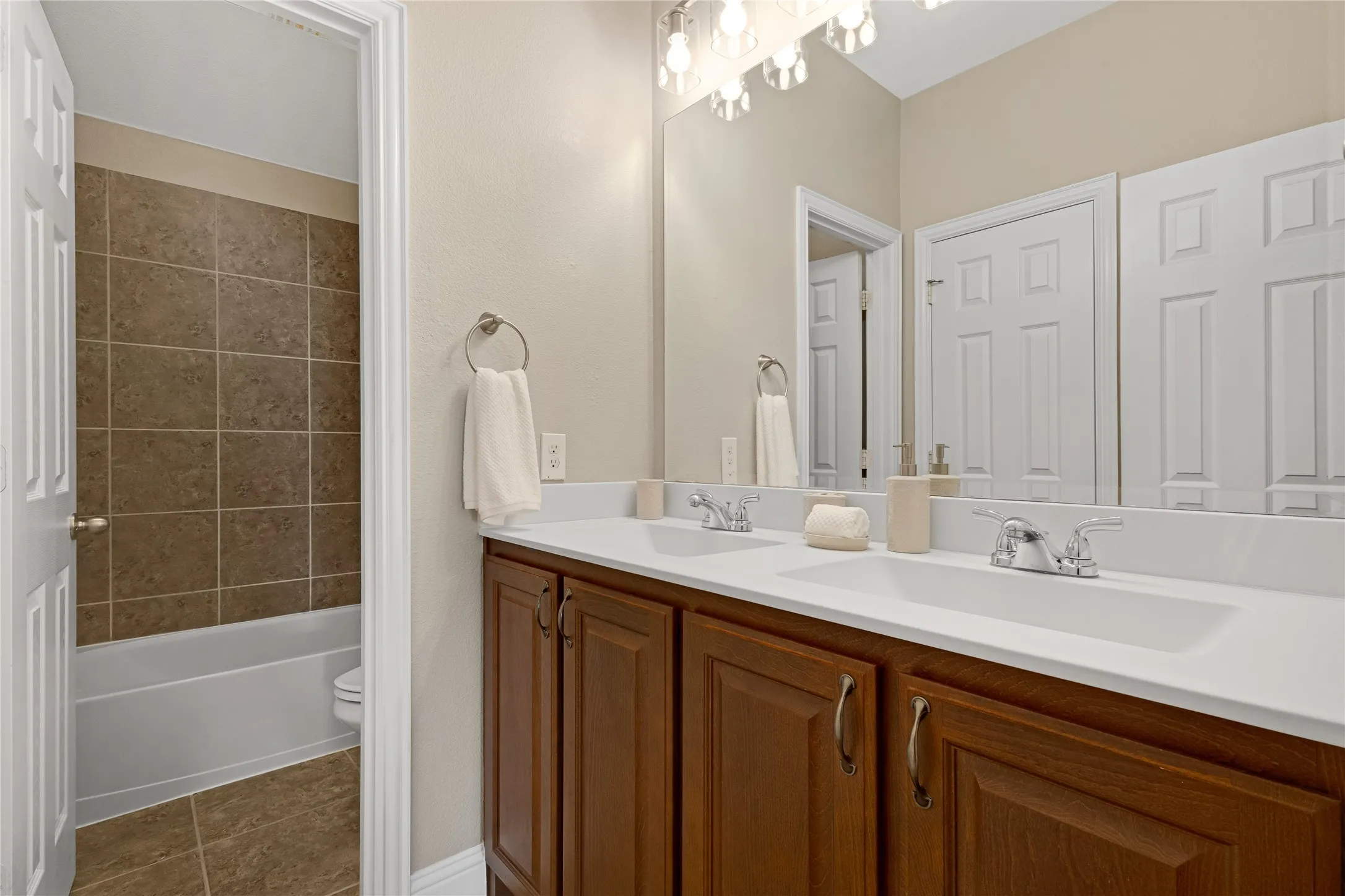 Single Family Residence For Sale in Denton County , 288 Hilltop Drive, Justin, Texas 76247, 4 Bedroom, 3 Bathroom, 3 Garage spaces, 2,829 Sqft, built in 2017, mls#21381131, Real Estate Agent in Justin, Homes For Sale in Denton county, Homes For Sale in Justin, Realtor in Justin Texas, Real Estate Brokerage Independent Realty Texas, Luminita Cordes Realtor