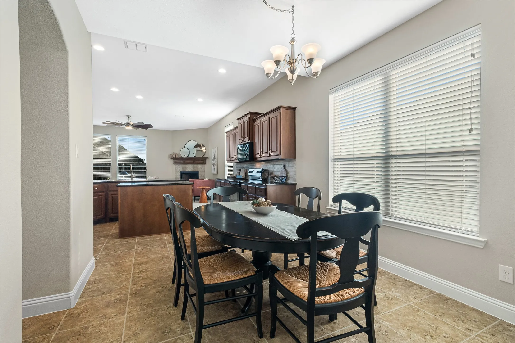 Single Family Residence For Sale in Denton County , 288 Hilltop Drive, Justin, Texas 76247, 4 Bedroom, 3 Bathroom, 3 Garage spaces, 2,829 Sqft, built in 2017, mls#21381131, Real Estate Agent in Justin, Homes For Sale in Denton county, Homes For Sale in Justin, Realtor in Justin Texas, Real Estate Brokerage Independent Realty Texas, Luminita Cordes Realtor