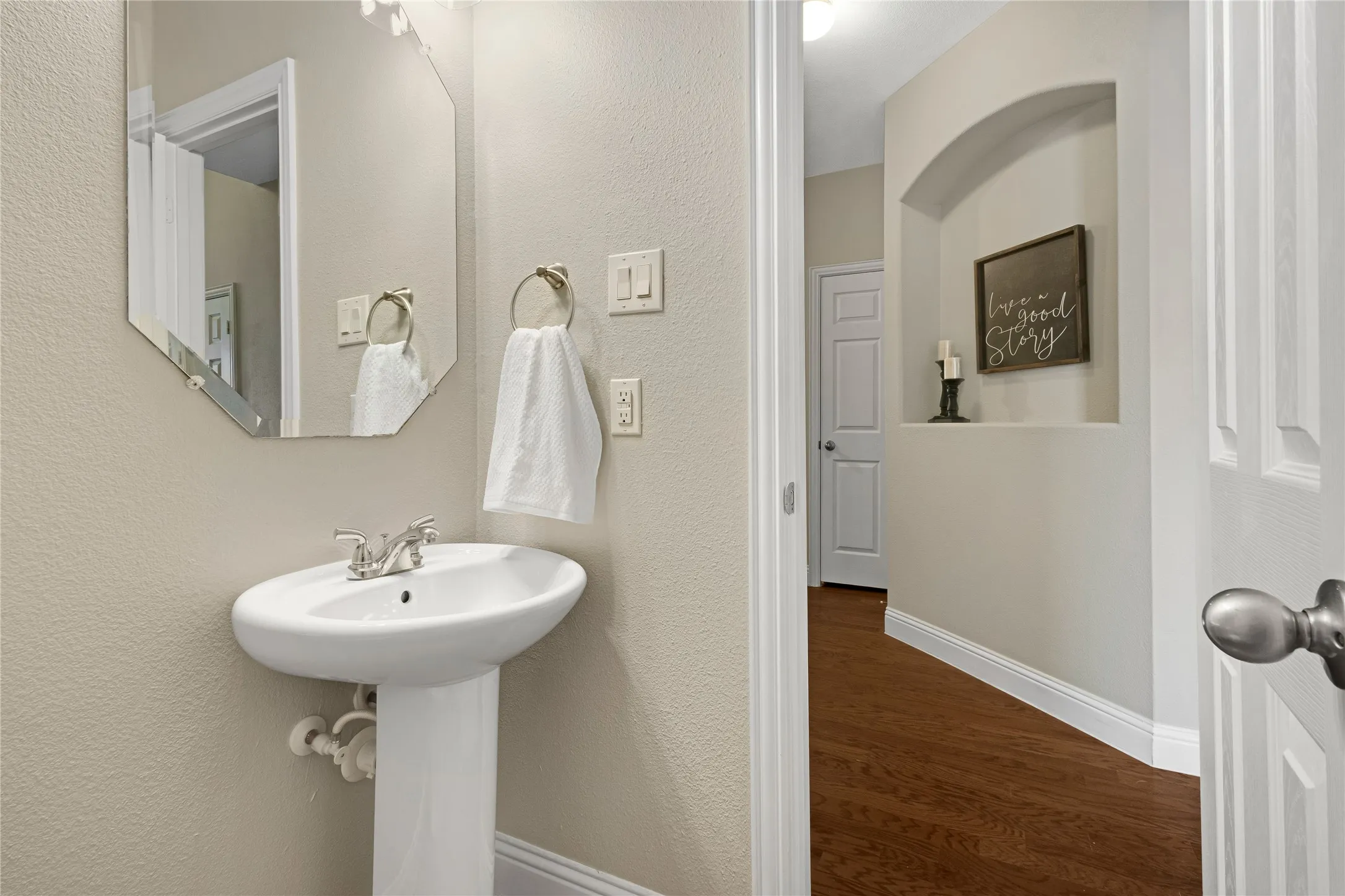 Single Family Residence For Sale in Denton County , 288 Hilltop Drive, Justin, Texas 76247, 4 Bedroom, 3 Bathroom, 3 Garage spaces, 2,829 Sqft, built in 2017, mls#21381131, Real Estate Agent in Justin, Homes For Sale in Denton county, Homes For Sale in Justin, Realtor in Justin Texas, Real Estate Brokerage Independent Realty Texas, Luminita Cordes Realtor
