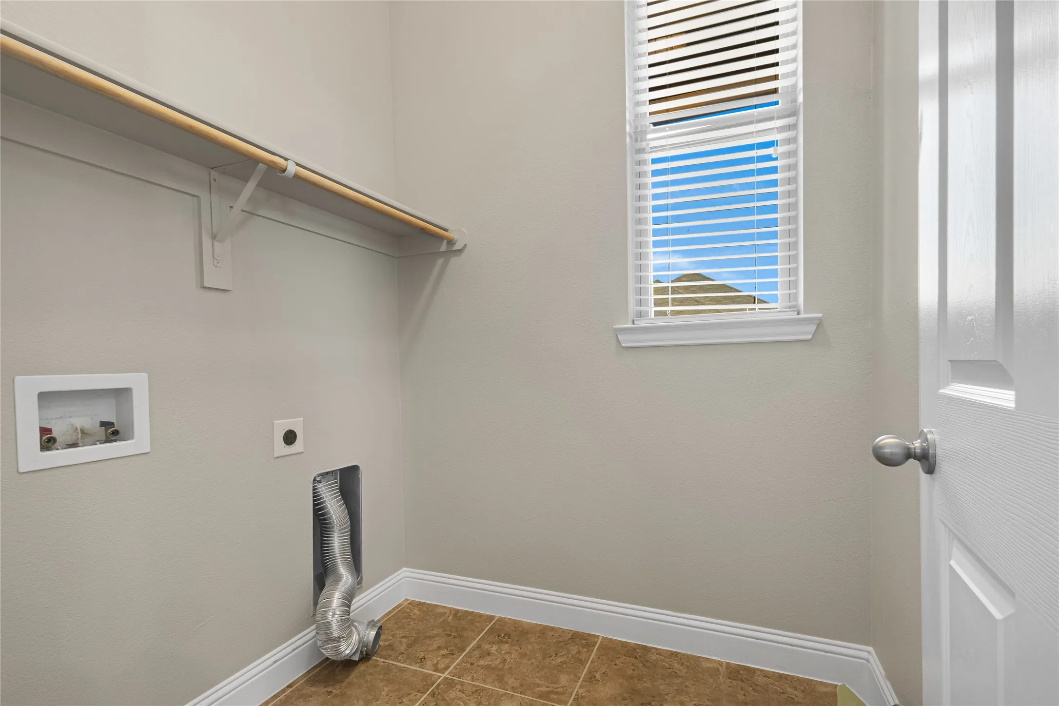 Single Family Residence For Sale in Denton County , 288 Hilltop Drive, Justin, Texas 76247, 4 Bedroom, 3 Bathroom, 3 Garage spaces, 2,829 Sqft, built in 2017, mls#21381131, Real Estate Agent in Justin, Homes For Sale in Denton county, Homes For Sale in Justin, Realtor in Justin Texas, Real Estate Brokerage Independent Realty Texas, Luminita Cordes Realtor