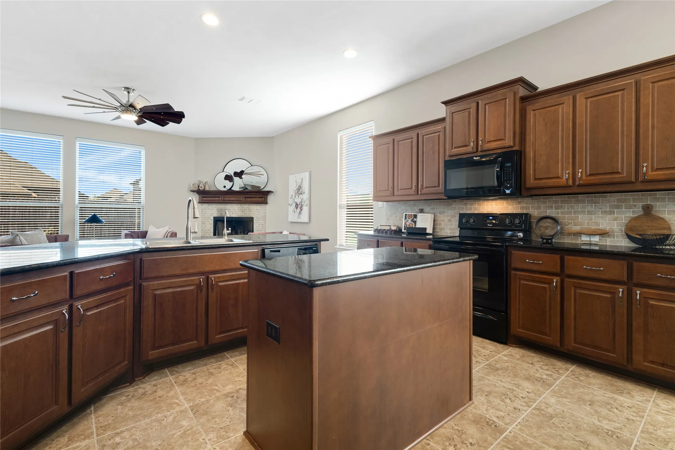 Single Family Residence For Sale in Denton County , 288 Hilltop Drive, Justin, Texas 76247, 4 Bedroom, 3 Bathroom, 3 Garage spaces, 2,829 Sqft, built in 2017, mls#21381131, Real Estate Agent in Justin, Homes For Sale in Denton county, Homes For Sale in Justin, Realtor in Justin Texas, Real Estate Brokerage Independent Realty Texas, Luminita Cordes Realtor