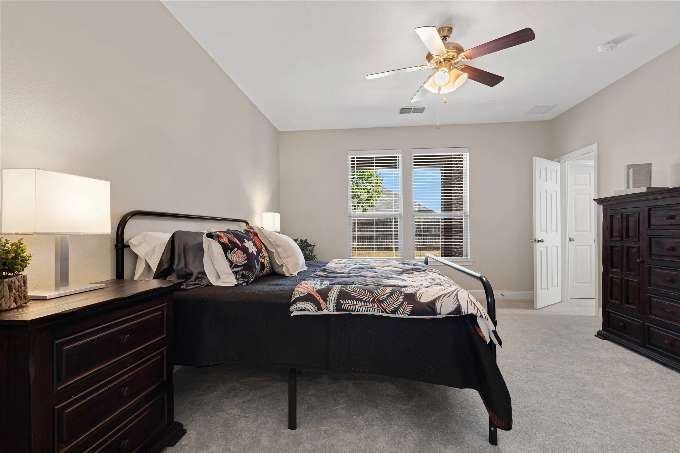 Single Family Residence For Sale in Denton County , 288 Hilltop Drive, Justin, Texas 76247, 4 Bedroom, 3 Bathroom, 3 Garage spaces, 2,829 Sqft, built in 2017, mls#21381131, Real Estate Agent in Justin, Homes For Sale in Denton county, Homes For Sale in Justin, Realtor in Justin Texas, Real Estate Brokerage Independent Realty Texas, Luminita Cordes Realtor
