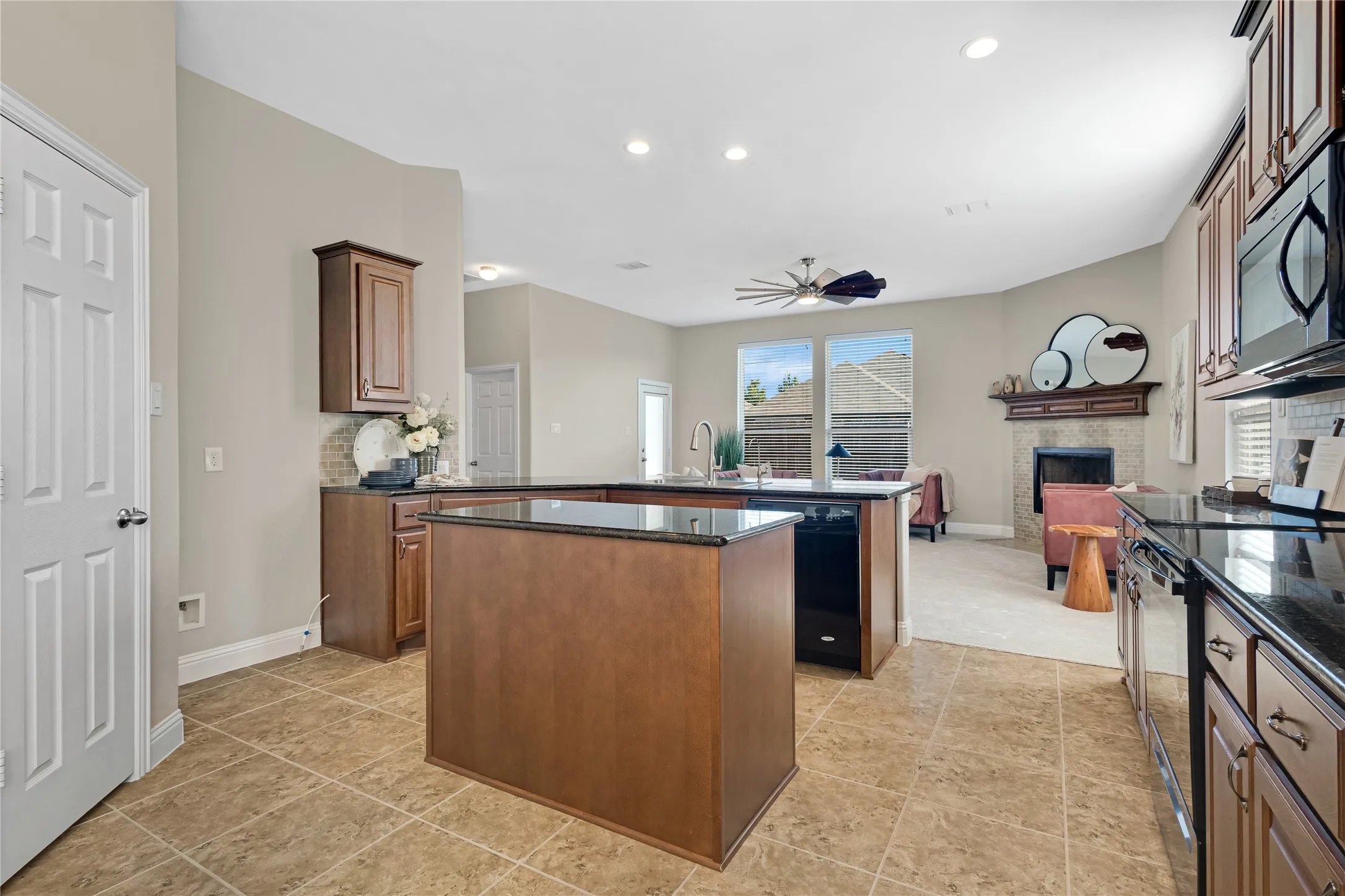 Single Family Residence For Sale in Denton County , 288 Hilltop Drive, Justin, Texas 76247, 4 Bedroom, 3 Bathroom, 3 Garage spaces, 2,829 Sqft, built in 2017, mls#21381131, Real Estate Agent in Justin, Homes For Sale in Denton county, Homes For Sale in Justin, Realtor in Justin Texas, Real Estate Brokerage Independent Realty Texas, Luminita Cordes Realtor