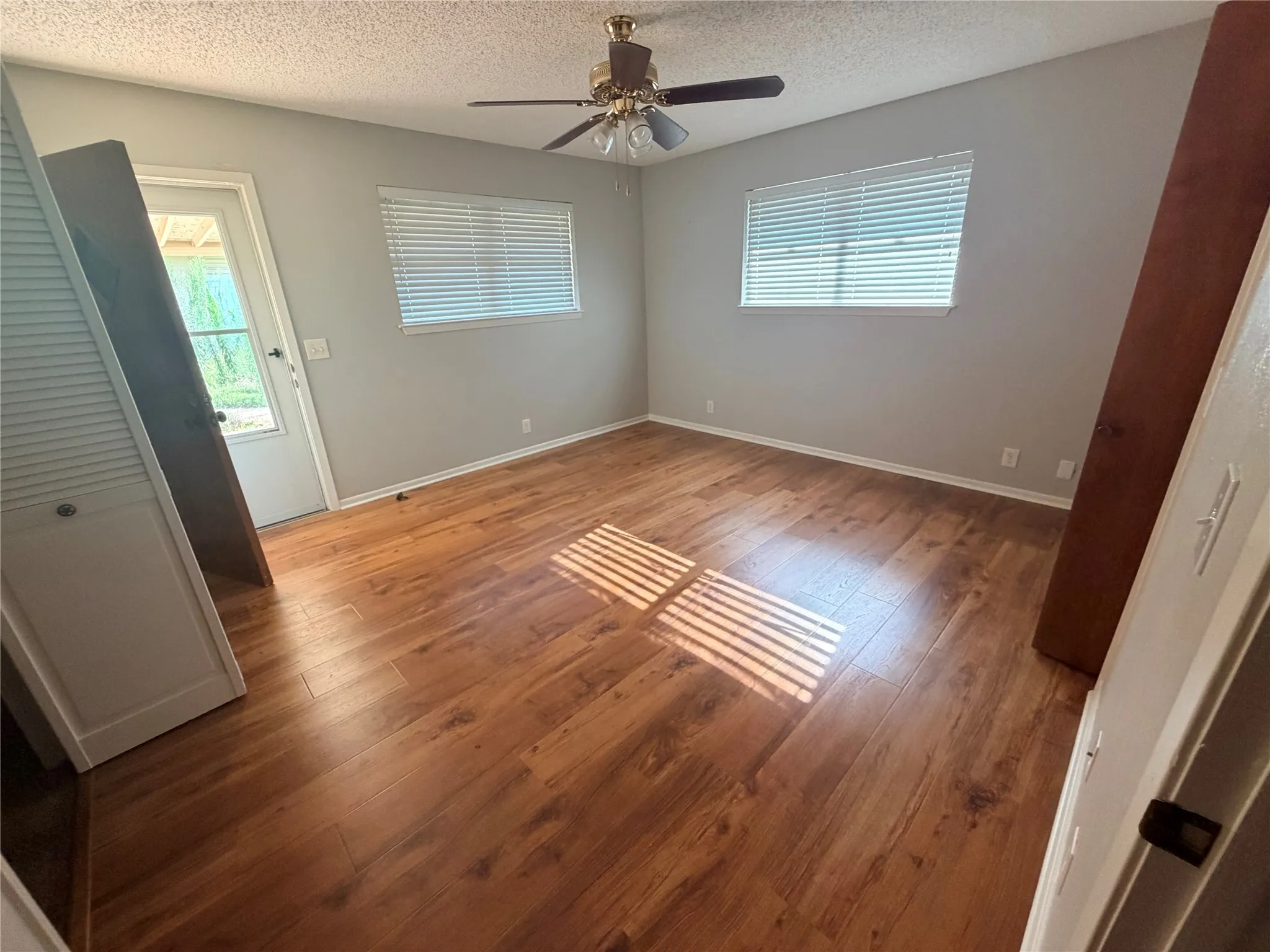 Single Family Residence For Sale in Grayson County , 2307 Arapaho Drive, Denison, Texas 75020, 2 Bedroom, 2 Bathroom, 2 Garage spaces, 1,239 Sqft, built in 1983, mls#21376585, Real Estate Agent in Denison, Homes For Sale in Grayson county, Homes For Sale in Denison, Realtor in Denison Texas, Real Estate Brokerage Independent Realty Texas, Luminita Cordes Realtor