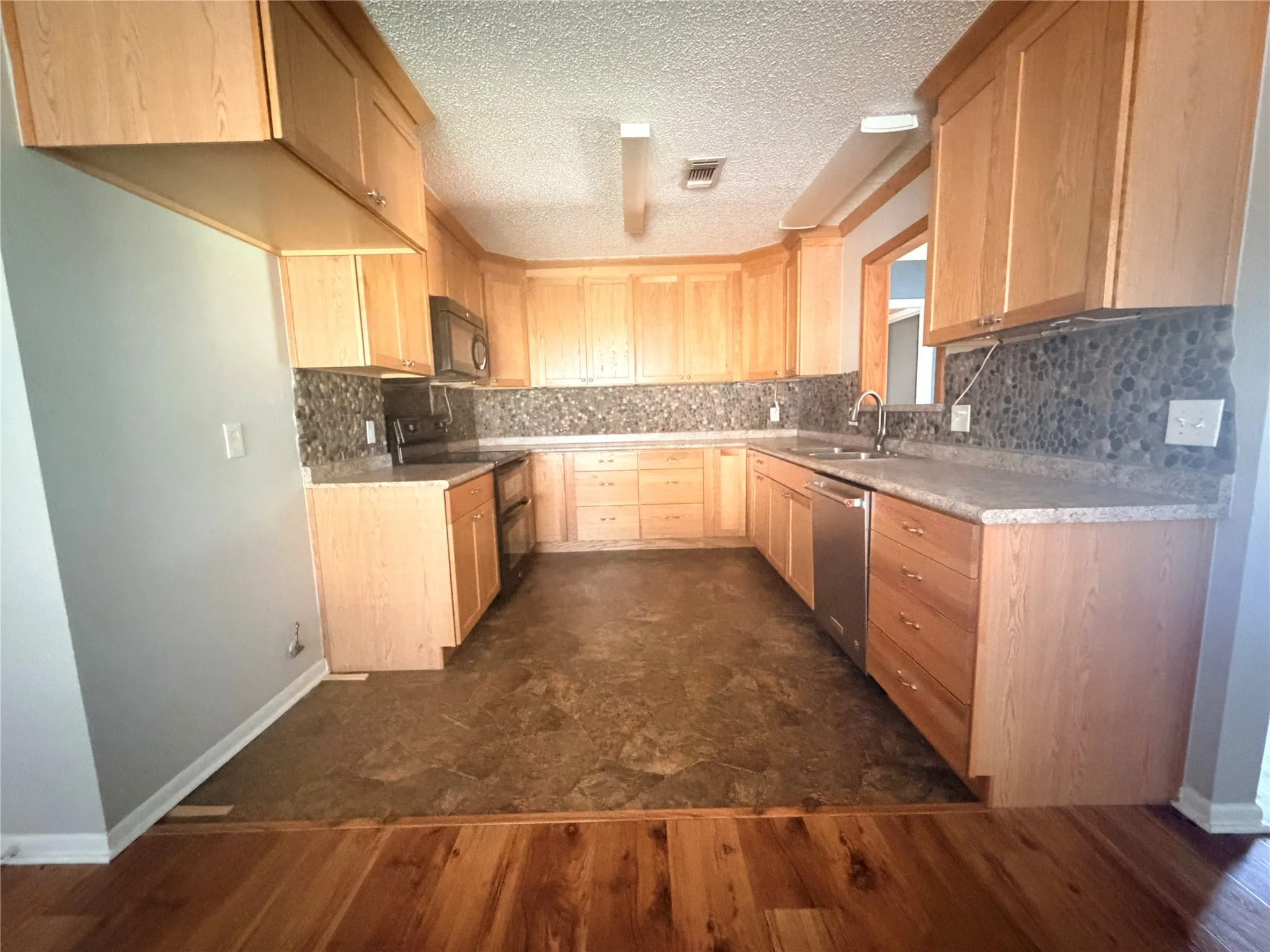 Single Family Residence For Sale in Grayson County , 2307 Arapaho Drive, Denison, Texas 75020, 2 Bedroom, 2 Bathroom, 2 Garage spaces, 1,239 Sqft, built in 1983, mls#21376585, Real Estate Agent in Denison, Homes For Sale in Grayson county, Homes For Sale in Denison, Realtor in Denison Texas, Real Estate Brokerage Independent Realty Texas, Luminita Cordes Realtor