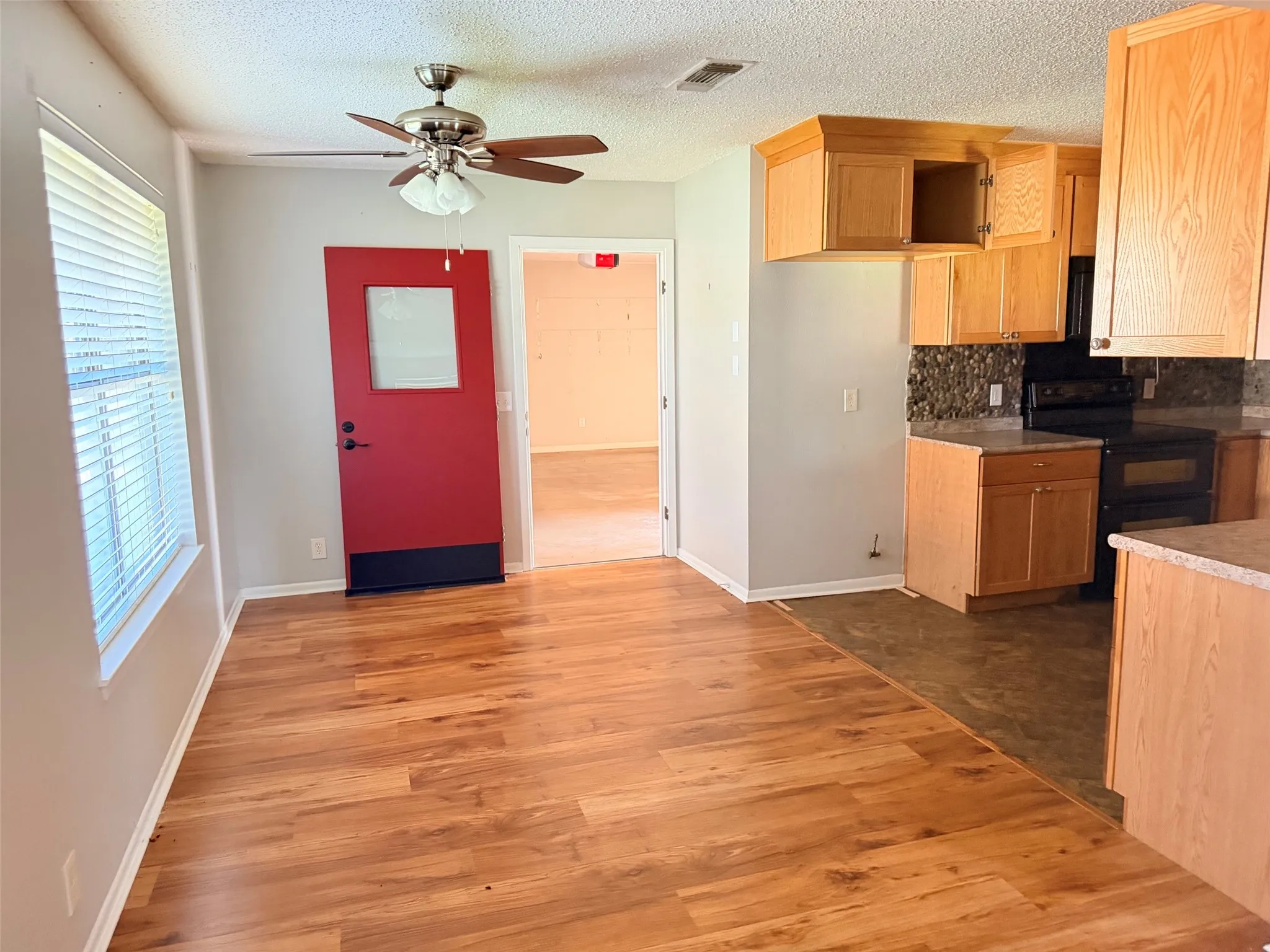 Single Family Residence For Sale in Grayson County , 2307 Arapaho Drive, Denison, Texas 75020, 2 Bedroom, 2 Bathroom, 2 Garage spaces, 1,239 Sqft, built in 1983, mls#21376585, Real Estate Agent in Denison, Homes For Sale in Grayson county, Homes For Sale in Denison, Realtor in Denison Texas, Real Estate Brokerage Independent Realty Texas, Luminita Cordes Realtor