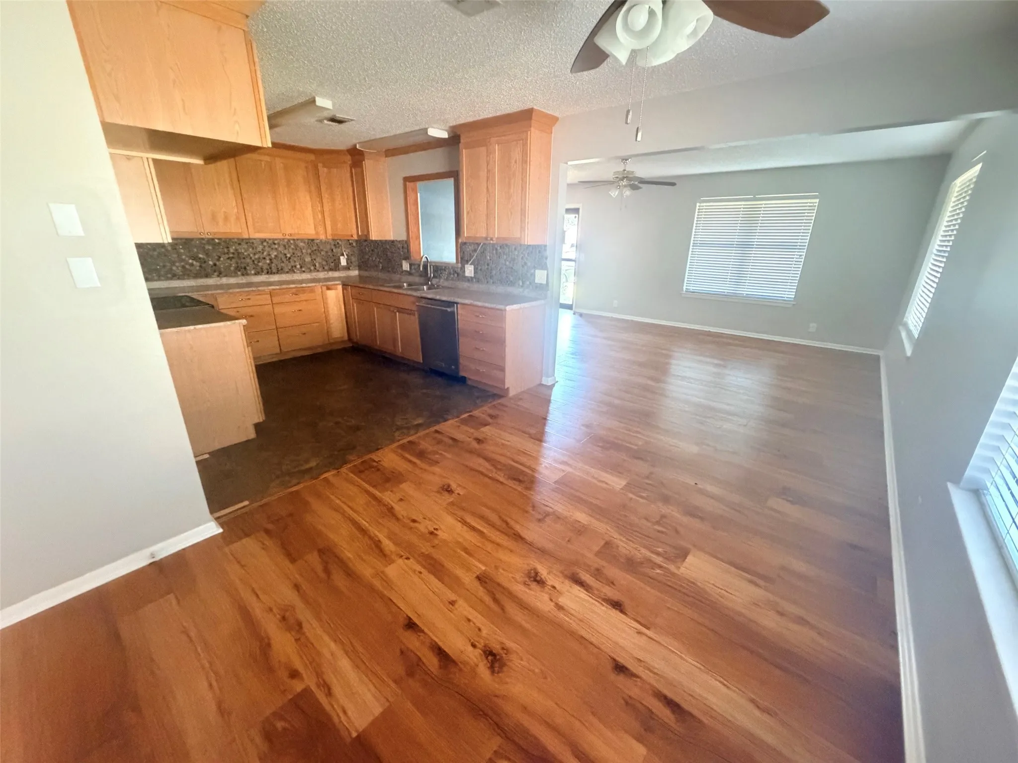 Single Family Residence For Sale in Grayson County , 2307 Arapaho Drive, Denison, Texas 75020, 2 Bedroom, 2 Bathroom, 2 Garage spaces, 1,239 Sqft, built in 1983, mls#21376585, Real Estate Agent in Denison, Homes For Sale in Grayson county, Homes For Sale in Denison, Realtor in Denison Texas, Real Estate Brokerage Independent Realty Texas, Luminita Cordes Realtor