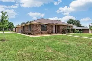 Single Family Residence For Sale in Grayson County , 2307 Arapaho Drive, Denison, Texas 75020, 2 Bedroom, 2 Bathroom, 2 Garage spaces, 1,239 Sqft, built in 1983, mls#21376585, Real Estate Agent in Denison, Homes For Sale in Grayson county, Homes For Sale in Denison, Realtor in Denison Texas, Real Estate Brokerage Independent Realty Texas, Luminita Cordes Realtor