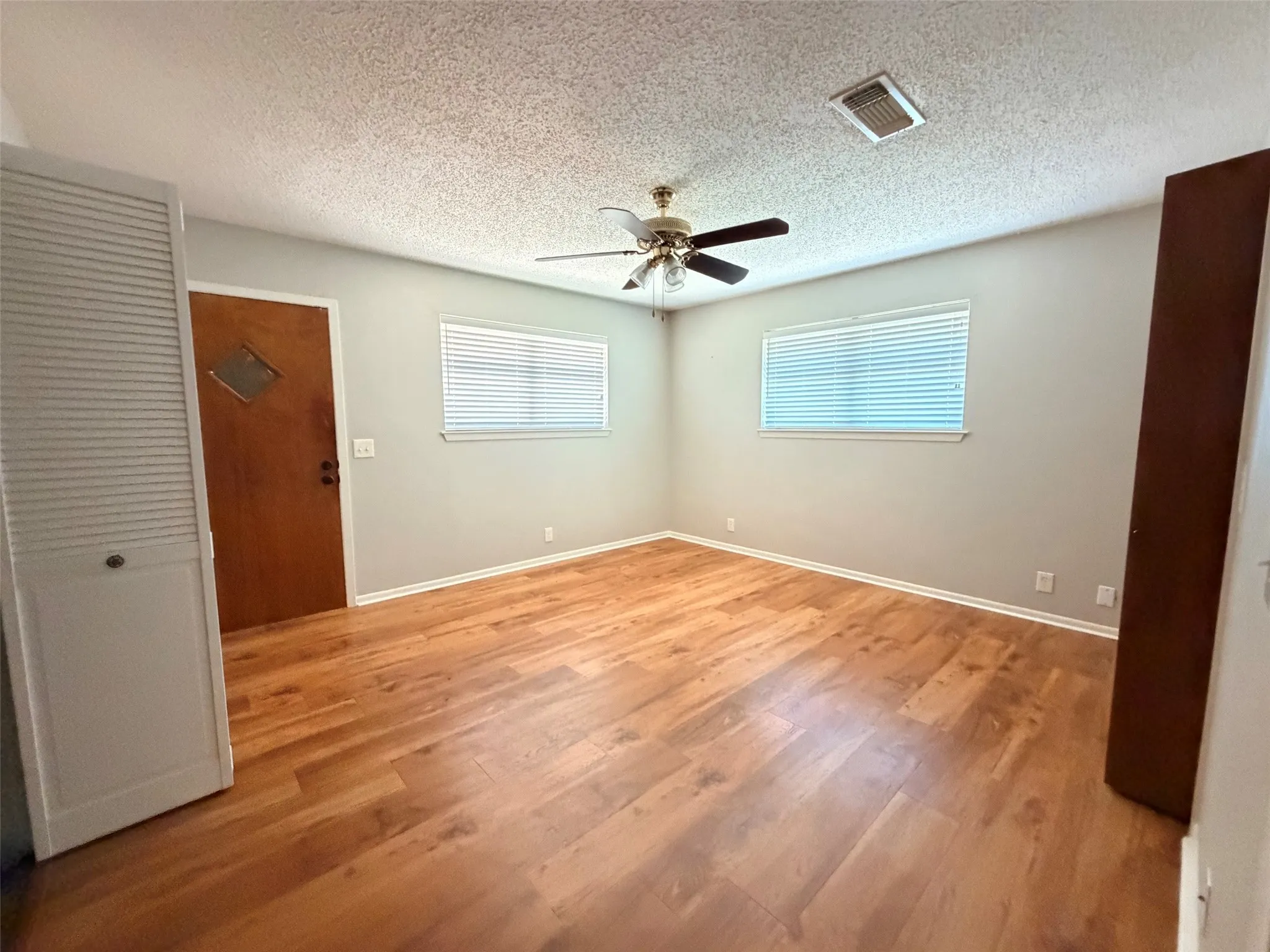Single Family Residence For Sale in Grayson County , 2307 Arapaho Drive, Denison, Texas 75020, 2 Bedroom, 2 Bathroom, 2 Garage spaces, 1,239 Sqft, built in 1983, mls#21376585, Real Estate Agent in Denison, Homes For Sale in Grayson county, Homes For Sale in Denison, Realtor in Denison Texas, Real Estate Brokerage Independent Realty Texas, Luminita Cordes Realtor