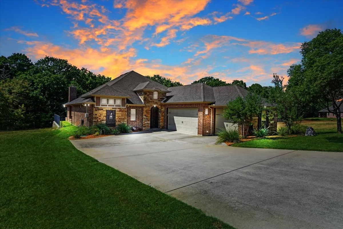 Single Family Residence For Sale in Grayson County , 304 Dublin Circle, Gordonville, Texas 76245, 2 Bedroom, 2 Bathroom, 3 Garage spaces, 2,272 Sqft, built in 2015, mls#21379898, Real Estate Agent in Gordonville, Homes For Sale in Grayson county, Homes For Sale in Gordonville, Realtor in Gordonville Texas, Real Estate Brokerage Independent Realty Texas, Luminita Cordes Realtor