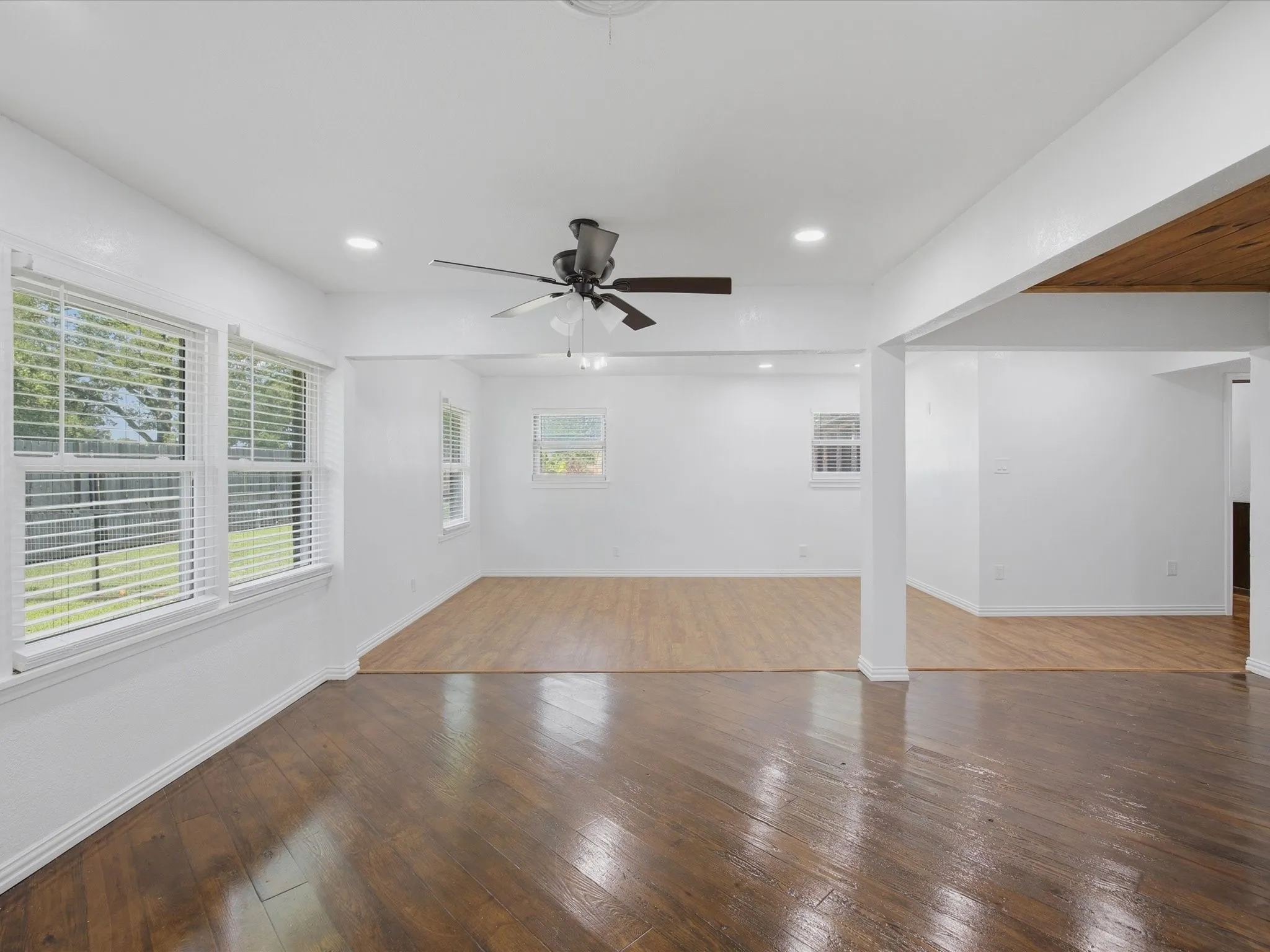Single Family Residence For Sale in Wise County , 2971 E Highway 114, Boyd, Texas 76023, 3 Bedroom, 2 Bathroom, Garage spaces, 1,736 Sqft, built in 1975, mls#21381311, Real Estate Agent in Boyd, Homes For Sale in Wise county, Homes For Sale in Boyd, Realtor in Boyd Texas, Real Estate Brokerage Independent Realty Texas, Luminita Cordes Realtor