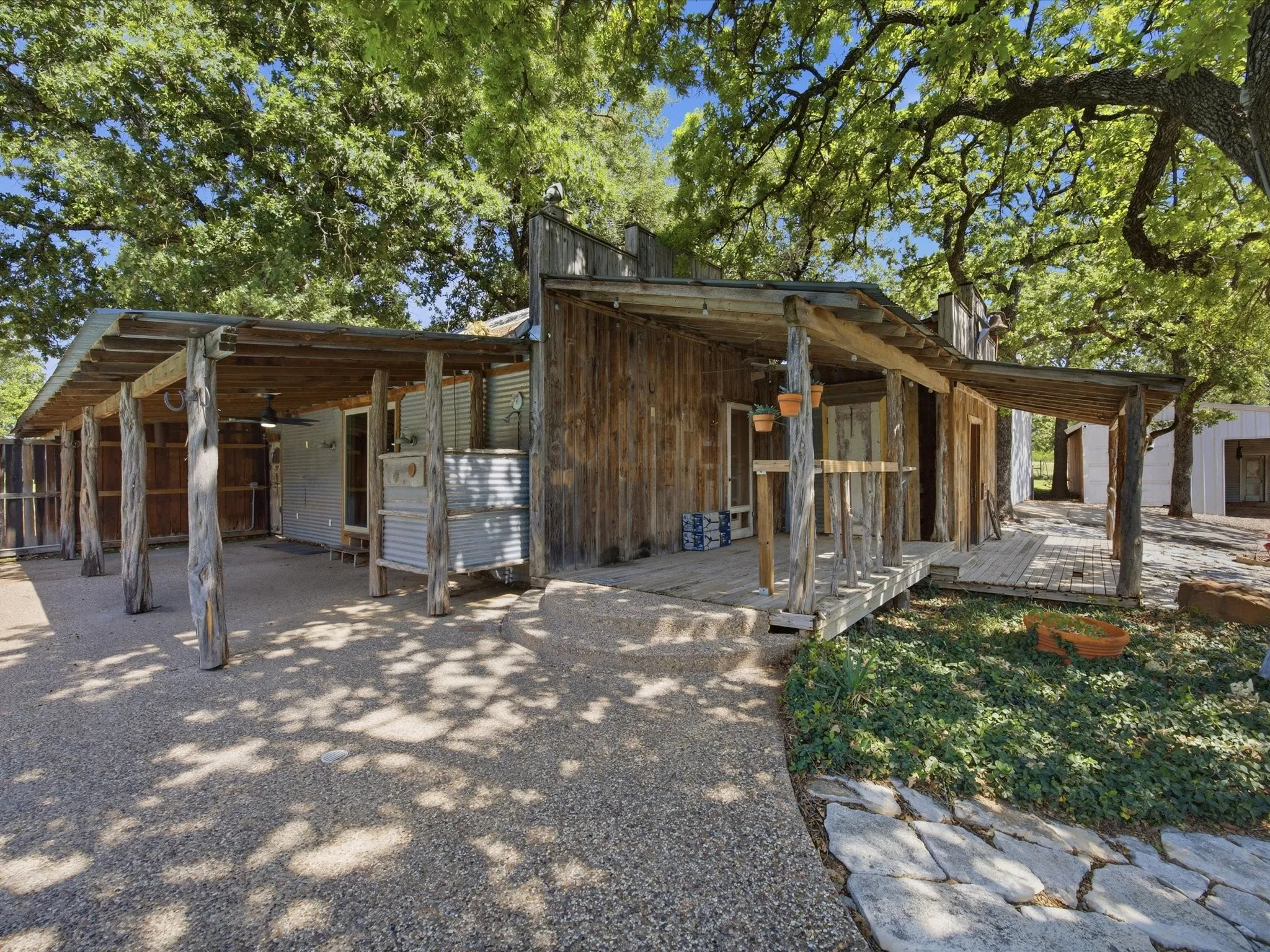 Single Family Residence For Sale in Wise County , 2971 E Highway 114, Boyd, Texas 76023, 3 Bedroom, 2 Bathroom, Garage spaces, 1,736 Sqft, built in 1975, mls#21381311, Real Estate Agent in Boyd, Homes For Sale in Wise county, Homes For Sale in Boyd, Realtor in Boyd Texas, Real Estate Brokerage Independent Realty Texas, Luminita Cordes Realtor