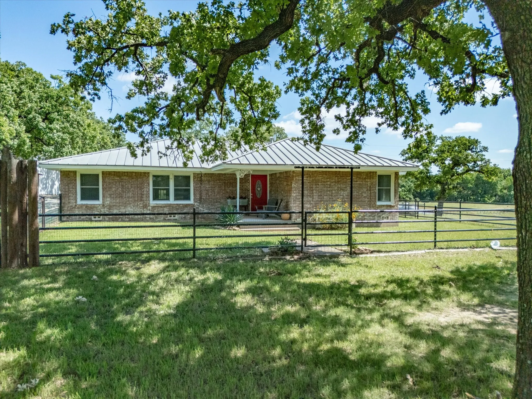 Single Family Residence For Sale in Wise County , 2971 E Highway 114, Boyd, Texas 76023, 3 Bedroom, 2 Bathroom, Garage spaces, 1,736 Sqft, built in 1975, mls#21381311, Real Estate Agent in Boyd, Homes For Sale in Wise county, Homes For Sale in Boyd, Realtor in Boyd Texas, Real Estate Brokerage Independent Realty Texas, Luminita Cordes Realtor