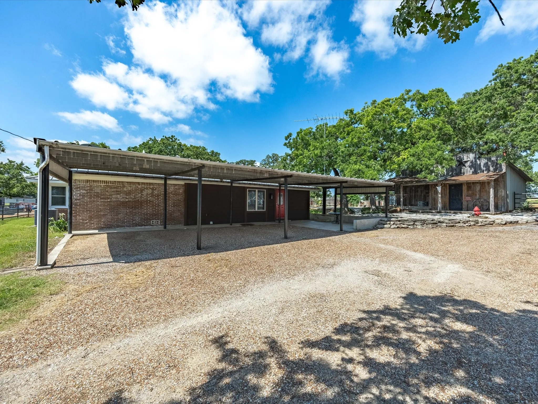 Single Family Residence For Sale in Wise County , 2971 E Highway 114, Boyd, Texas 76023, 3 Bedroom, 2 Bathroom, Garage spaces, 1,736 Sqft, built in 1975, mls#21381311, Real Estate Agent in Boyd, Homes For Sale in Wise county, Homes For Sale in Boyd, Realtor in Boyd Texas, Real Estate Brokerage Independent Realty Texas, Luminita Cordes Realtor