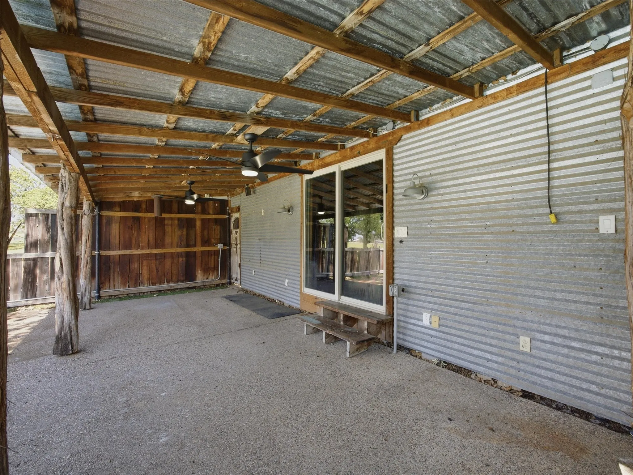 Single Family Residence For Sale in Wise County , 2971 E Highway 114, Boyd, Texas 76023, 3 Bedroom, 2 Bathroom, Garage spaces, 1,736 Sqft, built in 1975, mls#21381311, Real Estate Agent in Boyd, Homes For Sale in Wise county, Homes For Sale in Boyd, Realtor in Boyd Texas, Real Estate Brokerage Independent Realty Texas, Luminita Cordes Realtor