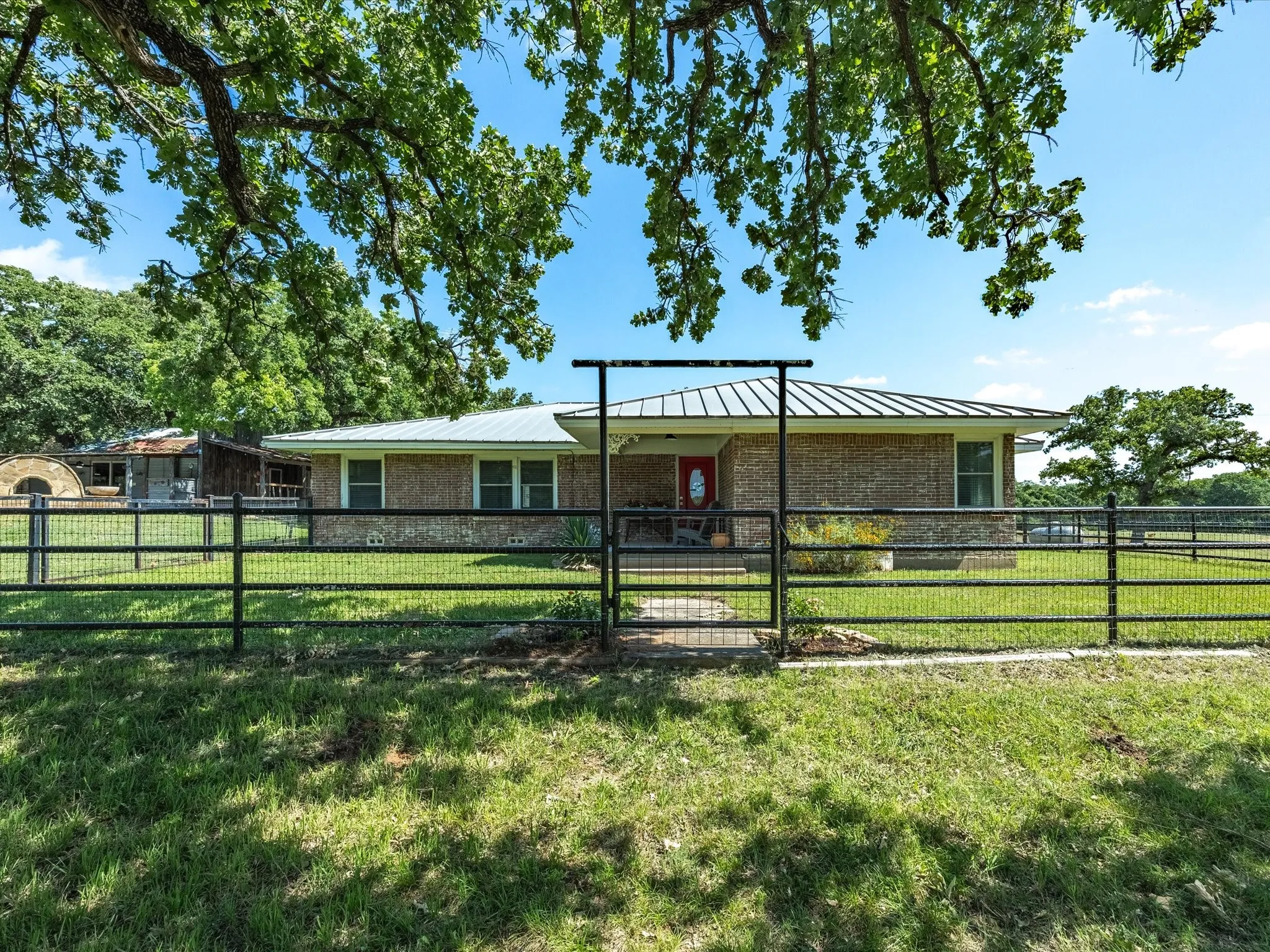 Single Family Residence For Sale in Wise County , 2971 E Highway 114, Boyd, Texas 76023, 3 Bedroom, 2 Bathroom, Garage spaces, 1,736 Sqft, built in 1975, mls#21381311, Real Estate Agent in Boyd, Homes For Sale in Wise county, Homes For Sale in Boyd, Realtor in Boyd Texas, Real Estate Brokerage Independent Realty Texas, Luminita Cordes Realtor