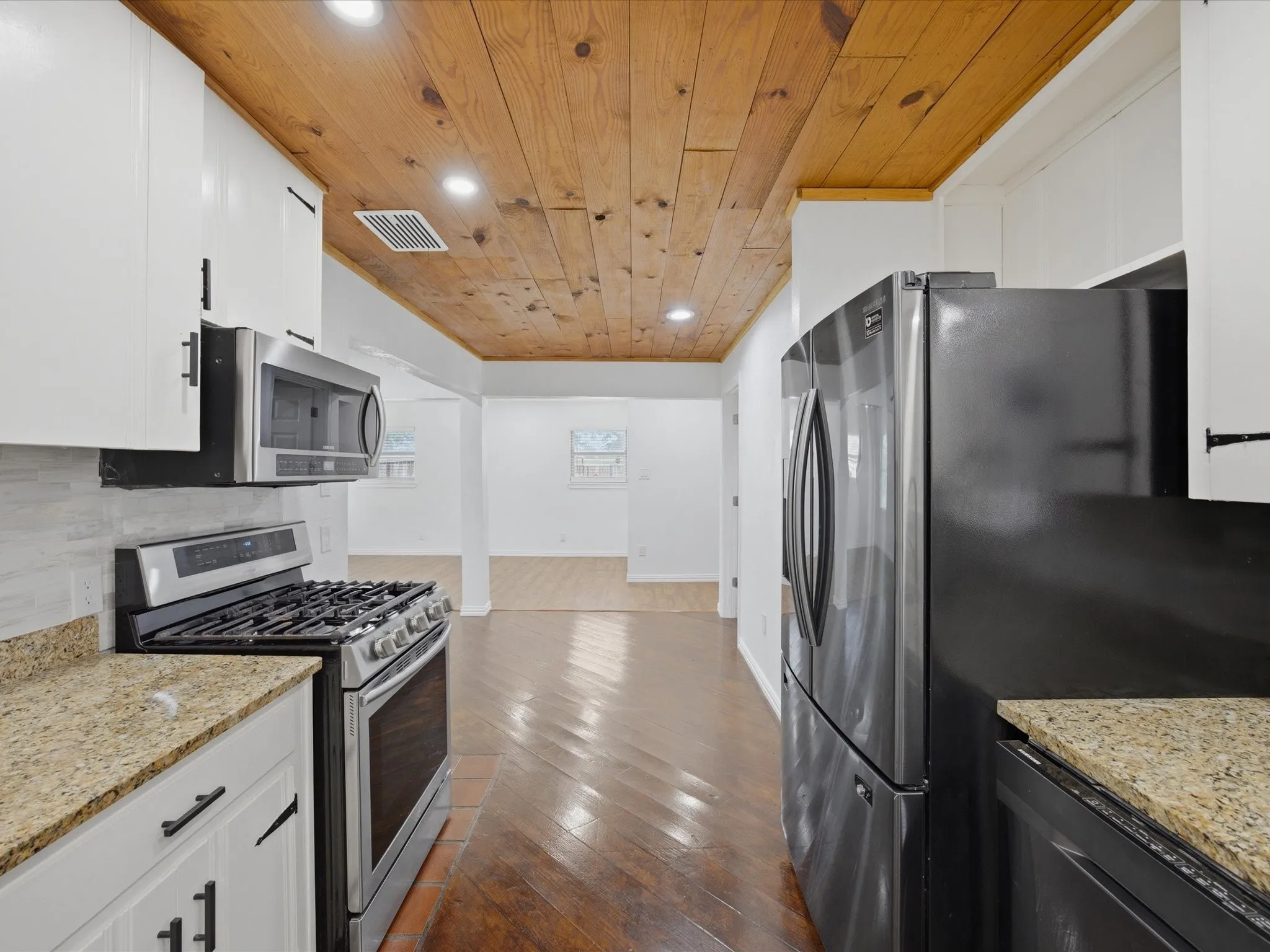 Single Family Residence For Sale in Wise County , 2971 E Highway 114, Boyd, Texas 76023, 3 Bedroom, 2 Bathroom, Garage spaces, 1,736 Sqft, built in 1975, mls#21381311, Real Estate Agent in Boyd, Homes For Sale in Wise county, Homes For Sale in Boyd, Realtor in Boyd Texas, Real Estate Brokerage Independent Realty Texas, Luminita Cordes Realtor