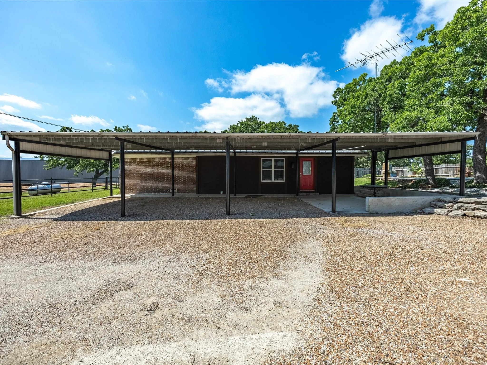 Single Family Residence For Sale in Wise County , 2971 E Highway 114, Boyd, Texas 76023, 3 Bedroom, 2 Bathroom, Garage spaces, 1,736 Sqft, built in 1975, mls#21381311, Real Estate Agent in Boyd, Homes For Sale in Wise county, Homes For Sale in Boyd, Realtor in Boyd Texas, Real Estate Brokerage Independent Realty Texas, Luminita Cordes Realtor