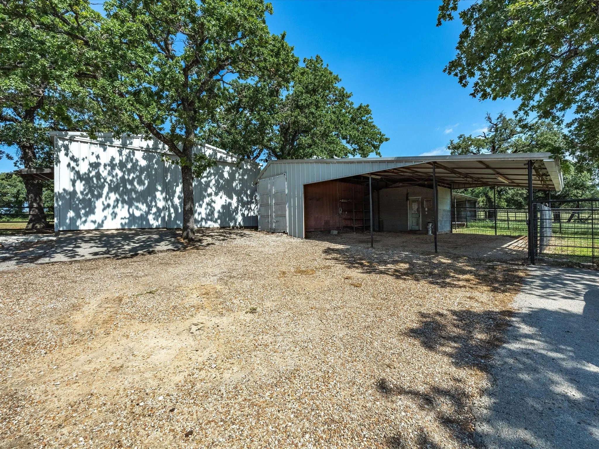 Single Family Residence For Sale in Wise County , 2971 E Highway 114, Boyd, Texas 76023, 3 Bedroom, 2 Bathroom, Garage spaces, 1,736 Sqft, built in 1975, mls#21381311, Real Estate Agent in Boyd, Homes For Sale in Wise county, Homes For Sale in Boyd, Realtor in Boyd Texas, Real Estate Brokerage Independent Realty Texas, Luminita Cordes Realtor