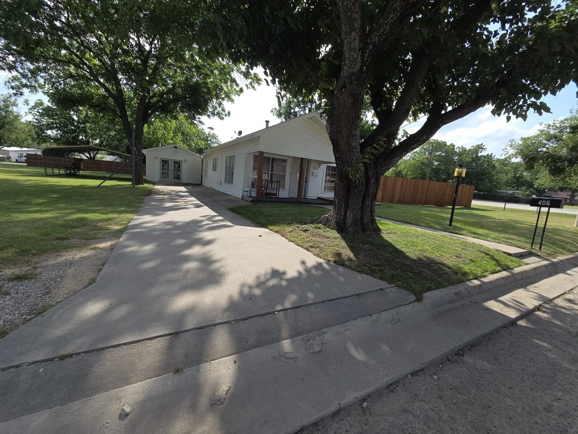 Single Family Residence For Sale in Montague County , 406 Broad Street, Nocona, Texas 76255, 3 Bedroom, 1 Bathroom, Garage spaces, 1,200 Sqft, built in 1930, mls#21381407, Real Estate Agent in Nocona, Homes For Sale in Montague county, Homes For Sale in Nocona, Realtor in Nocona Texas, Real Estate Brokerage Independent Realty Texas, Luminita Cordes Realtor