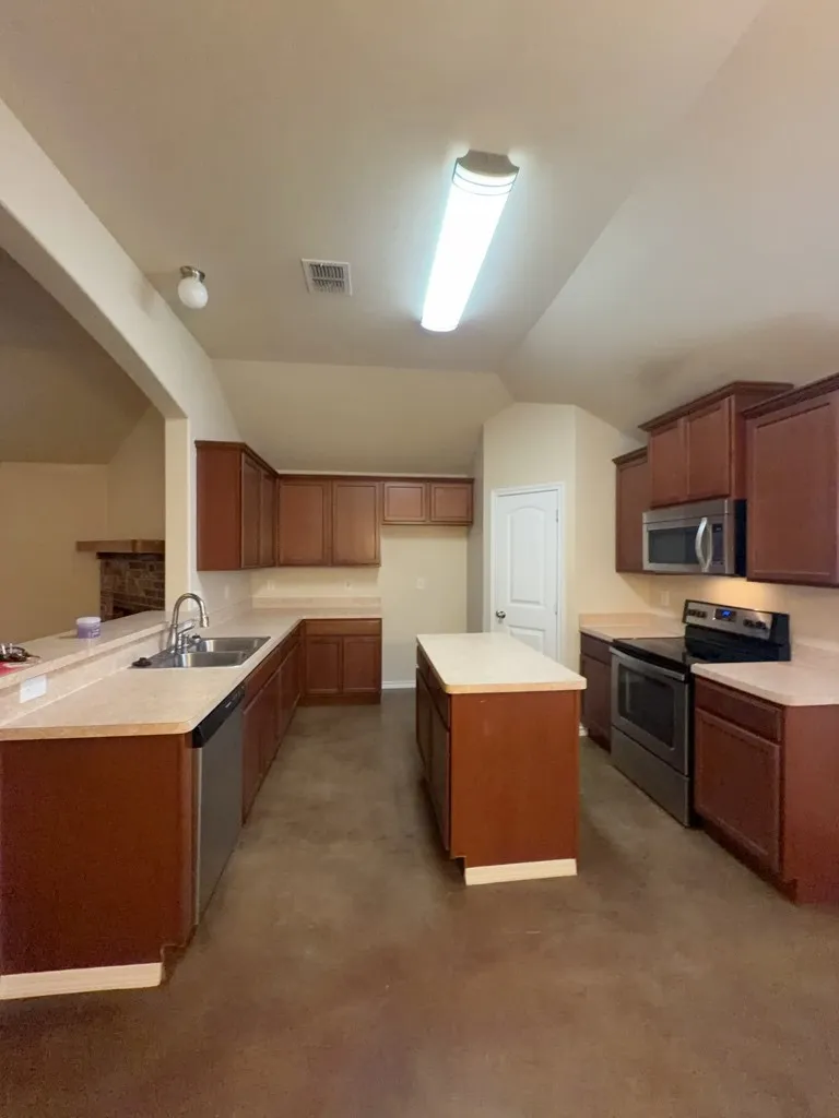 Single Family Residence For Rent in Hood County , 7306 Mistletoe Trail, Granbury, Texas 76048, 4 Bedroom, 4 Bathroom, 2 Garage spaces, 1,747 Sqft, built in 2014, mls#21381408, Real Estate Agent in Granbury, Homes For Rent in Hood county, Homes For Rent in Granbury, Realtor in Granbury Texas, Real Estate Brokerage Independent Realty Texas, Luminita Cordes Realtor