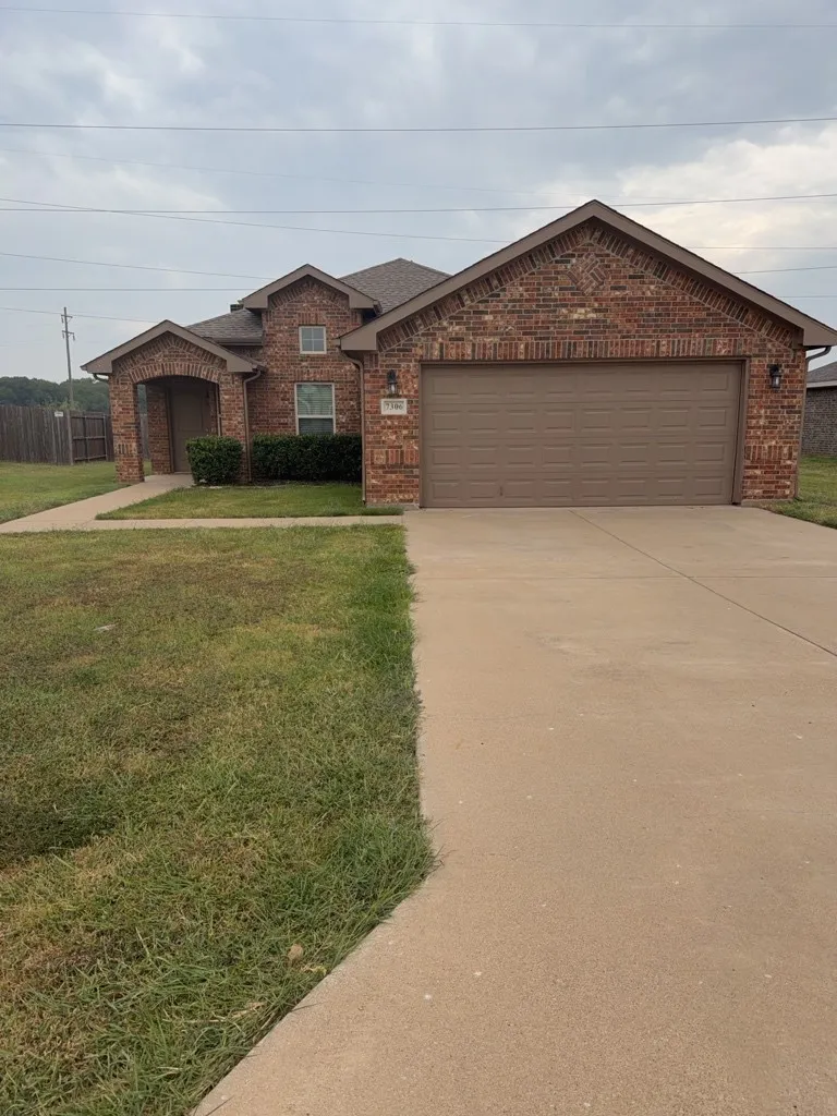 Single Family Residence For Rent in Hood County , 7306 Mistletoe Trail, Granbury, Texas 76048, 4 Bedroom, 4 Bathroom, 2 Garage spaces, 1,747 Sqft, built in 2014, mls#21381408, Real Estate Agent in Granbury, Homes For Rent in Hood county, Homes For Rent in Granbury, Realtor in Granbury Texas, Real Estate Brokerage Independent Realty Texas, Luminita Cordes Realtor