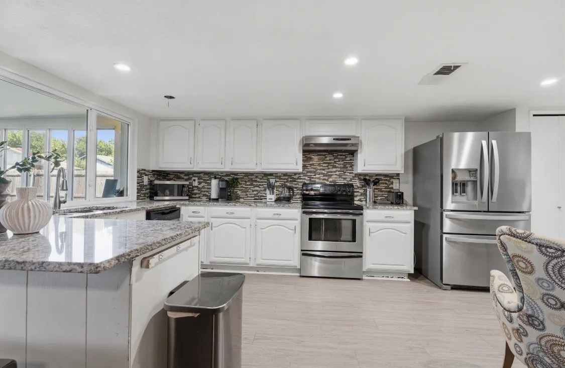 Single Family Residence For Rent in Denton County , 2213 Proctor Drive, Carrollton, Texas 75007, 3 Bedroom, 2 Bathroom, 2 Garage spaces, 2,831 Sqft, built in 1978, mls#21381412, Real Estate Agent in Carrollton, Homes For Rent in Denton county, Homes For Rent in Carrollton, Realtor in Carrollton Texas, Real Estate Brokerage Independent Realty Texas, Luminita Cordes Realtor