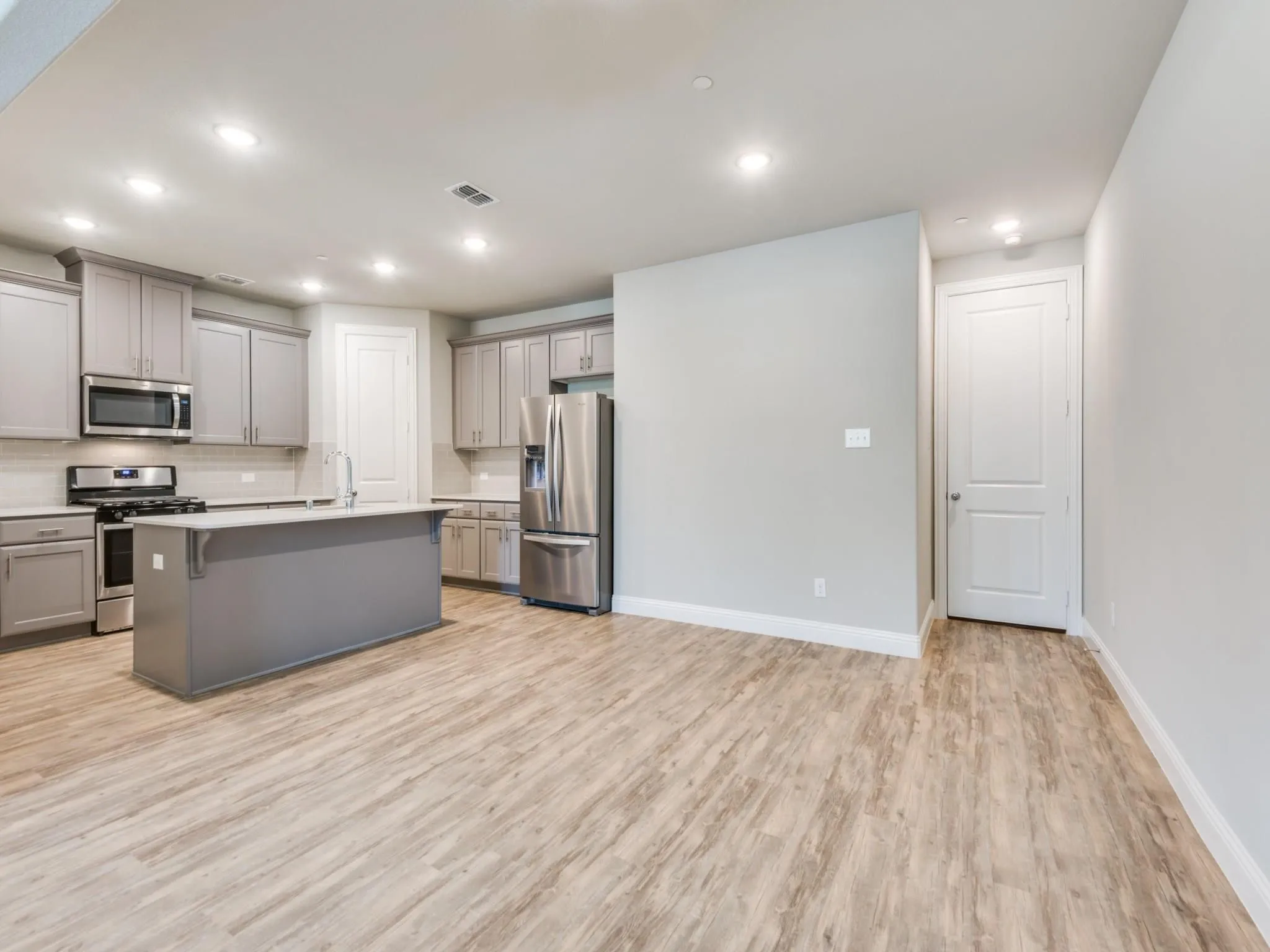 Townhouse For Rent in Denton County , 1036 Foxglove Drive, Carrollton, Texas 75007, 3 Bedroom, 3 Bathroom, 2 Garage spaces, 1,835 Sqft, built in 2018, mls#21379963, Real Estate Agent in Carrollton, Homes For Rent in Denton county, Homes For Rent in Carrollton, Realtor in Carrollton Texas, Real Estate Brokerage Independent Realty Texas, Luminita Cordes Realtor