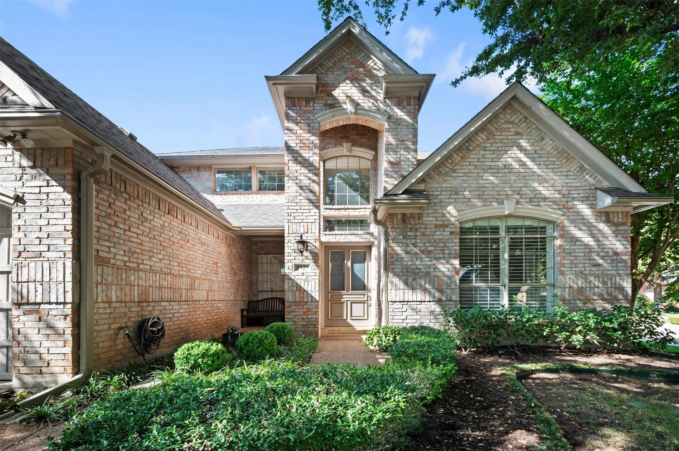 Single Family Residence For Sale in Dallas County , 4025 Wellingshire Lane, Dallas, Texas 75220, 3 Bedroom, 3 Bathroom, 2 Garage spaces, 2,949 Sqft, built in 1996, mls#21380413, Real Estate Agent in Dallas, Homes For Sale in Dallas county, Homes For Sale in Dallas, Realtor in Dallas Texas, Real Estate Brokerage Independent Realty Texas, Luminita Cordes Realtor