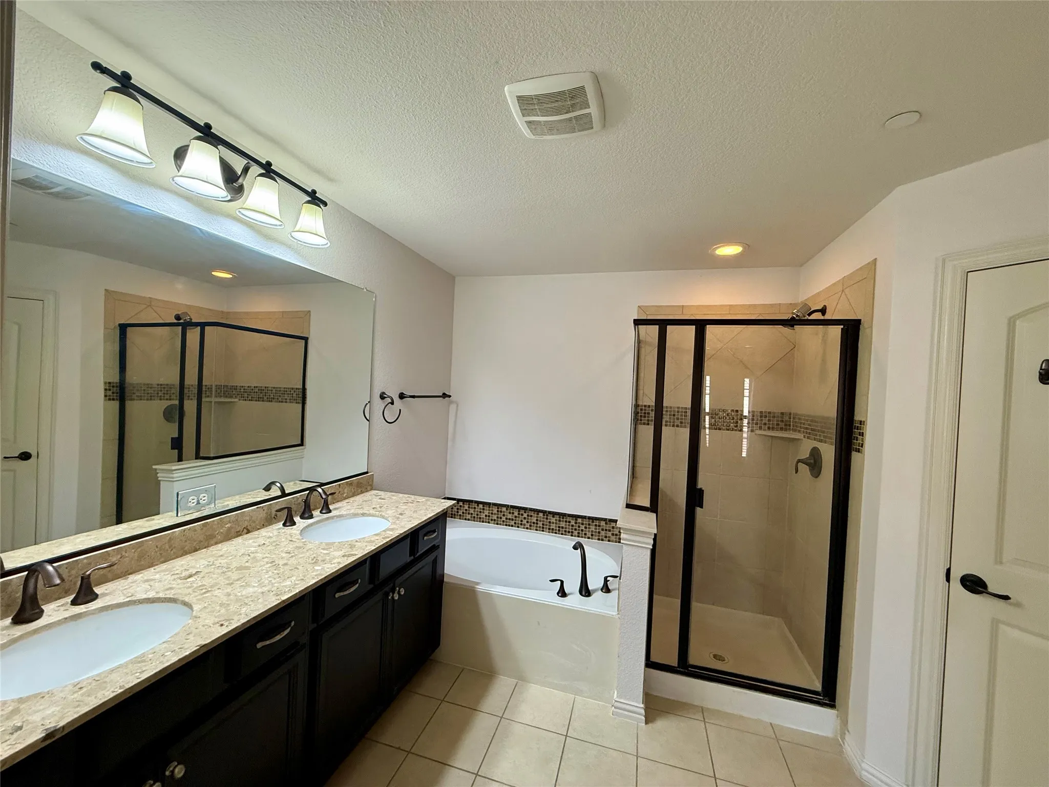 Townhouse For Rent in Denton County , 2265 Salado Drive, Lewisville, Texas 75067, 3 Bedroom, 3 Bathroom, 2 Garage spaces, 1,885 Sqft, built in 2012, mls#21380890, Real Estate Agent in Lewisville, Homes For Rent in Denton county, Homes For Rent in Lewisville, Realtor in Lewisville Texas, Real Estate Brokerage Independent Realty Texas, Luminita Cordes Realtor