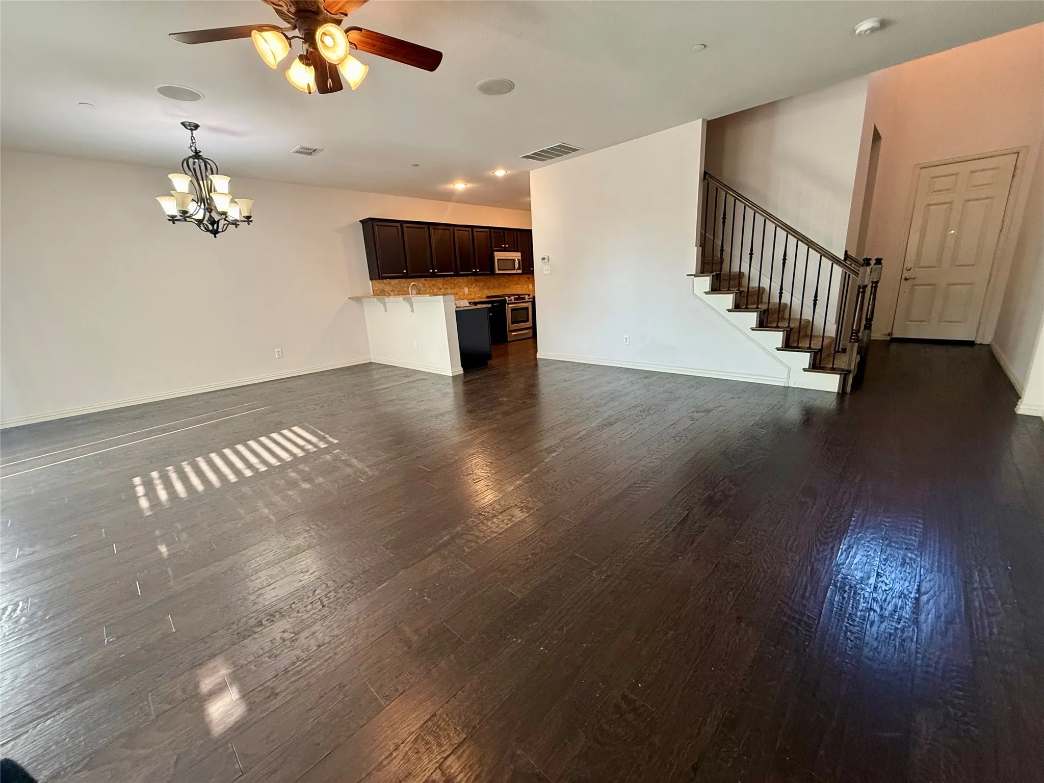 Townhouse For Rent in Denton County , 2265 Salado Drive, Lewisville, Texas 75067, 3 Bedroom, 3 Bathroom, 2 Garage spaces, 1,885 Sqft, built in 2012, mls#21380890, Real Estate Agent in Lewisville, Homes For Rent in Denton county, Homes For Rent in Lewisville, Realtor in Lewisville Texas, Real Estate Brokerage Independent Realty Texas, Luminita Cordes Realtor