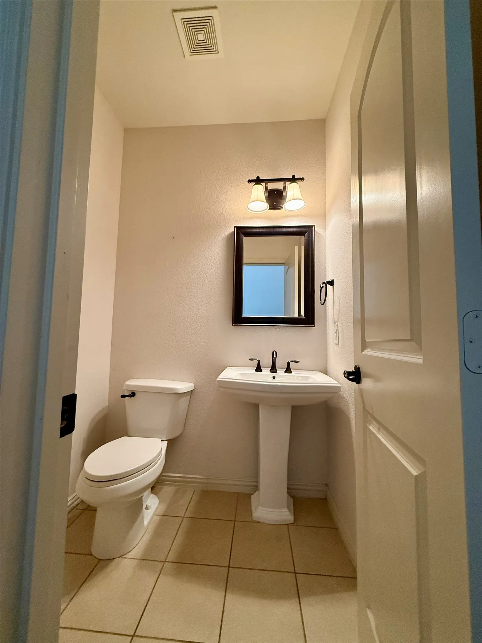 Townhouse For Rent in Denton County , 2265 Salado Drive, Lewisville, Texas 75067, 3 Bedroom, 3 Bathroom, 2 Garage spaces, 1,885 Sqft, built in 2012, mls#21380890, Real Estate Agent in Lewisville, Homes For Rent in Denton county, Homes For Rent in Lewisville, Realtor in Lewisville Texas, Real Estate Brokerage Independent Realty Texas, Luminita Cordes Realtor