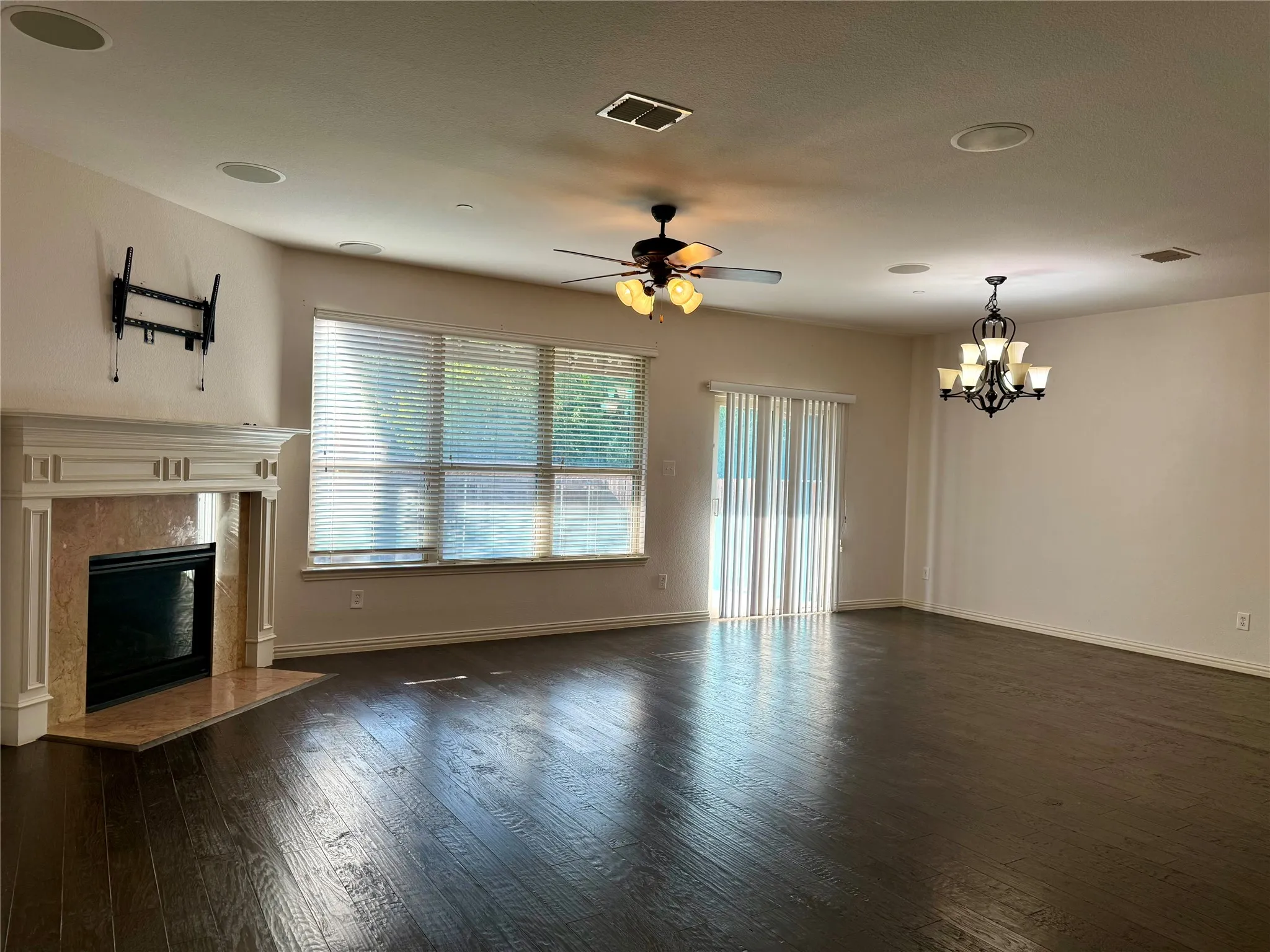 Townhouse For Rent in Denton County , 2265 Salado Drive, Lewisville, Texas 75067, 3 Bedroom, 3 Bathroom, 2 Garage spaces, 1,885 Sqft, built in 2012, mls#21380890, Real Estate Agent in Lewisville, Homes For Rent in Denton county, Homes For Rent in Lewisville, Realtor in Lewisville Texas, Real Estate Brokerage Independent Realty Texas, Luminita Cordes Realtor