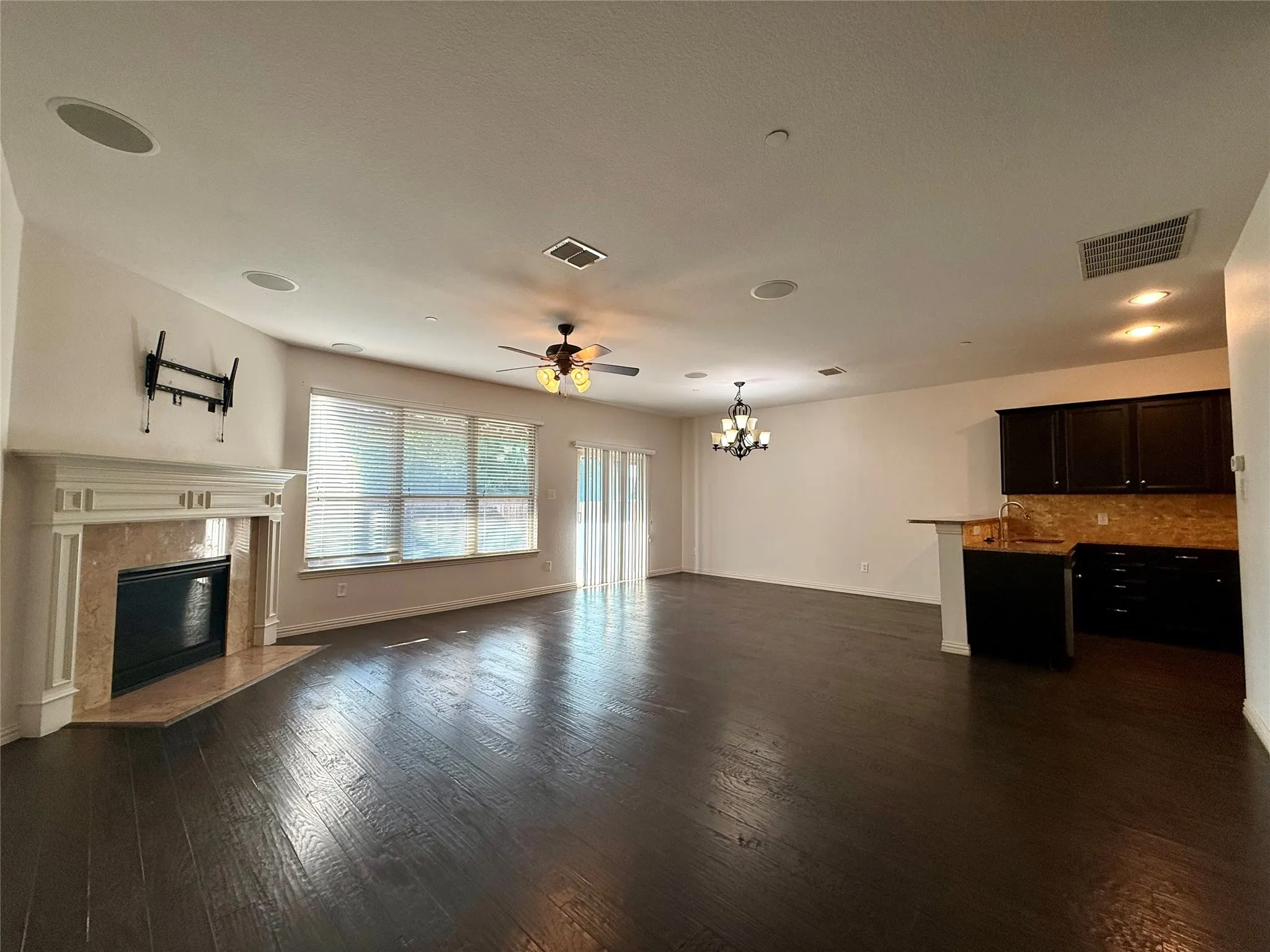 Townhouse For Rent in Denton County , 2265 Salado Drive, Lewisville, Texas 75067, 3 Bedroom, 3 Bathroom, 2 Garage spaces, 1,885 Sqft, built in 2012, mls#21380890, Real Estate Agent in Lewisville, Homes For Rent in Denton county, Homes For Rent in Lewisville, Realtor in Lewisville Texas, Real Estate Brokerage Independent Realty Texas, Luminita Cordes Realtor