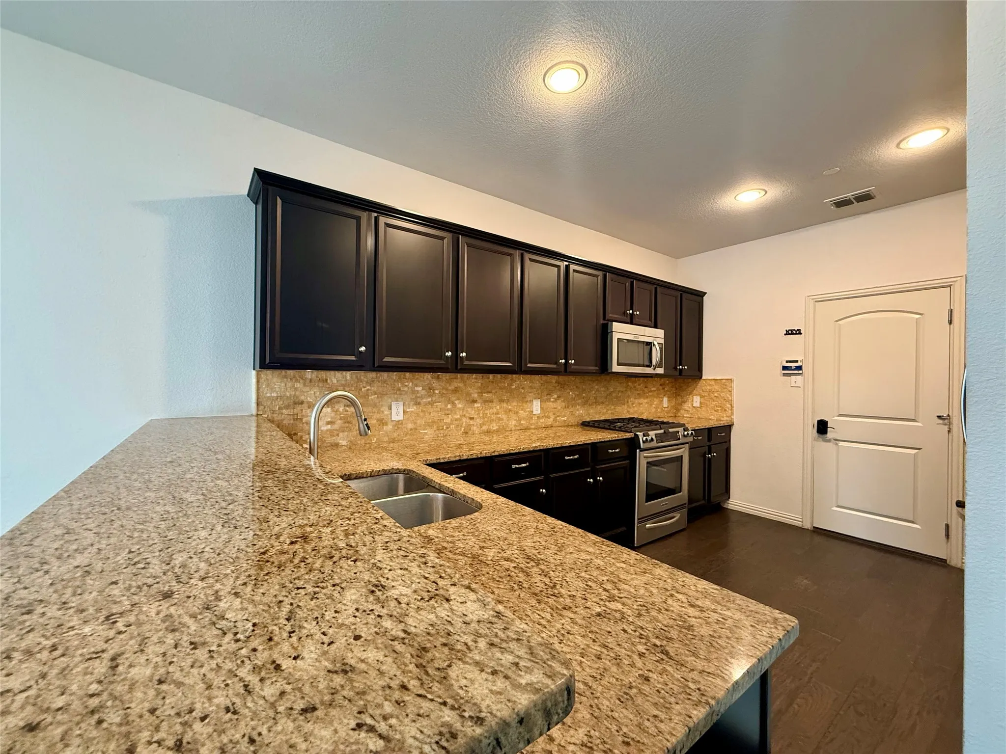 Townhouse For Rent in Denton County , 2265 Salado Drive, Lewisville, Texas 75067, 3 Bedroom, 3 Bathroom, 2 Garage spaces, 1,885 Sqft, built in 2012, mls#21380890, Real Estate Agent in Lewisville, Homes For Rent in Denton county, Homes For Rent in Lewisville, Realtor in Lewisville Texas, Real Estate Brokerage Independent Realty Texas, Luminita Cordes Realtor