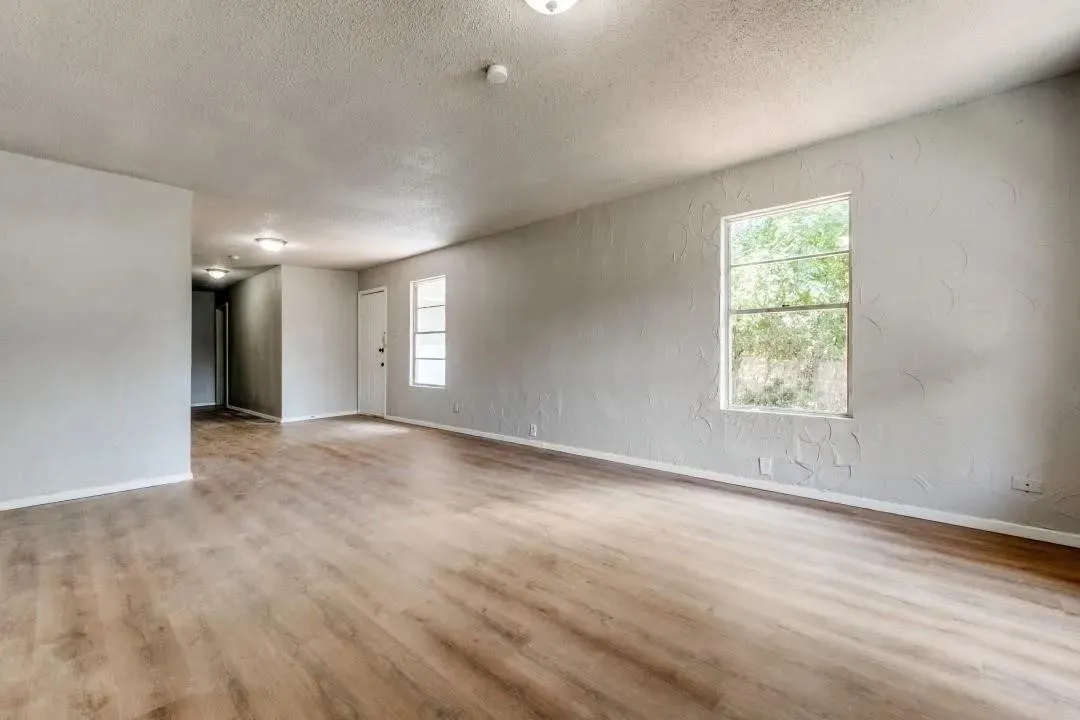 Single Family Residence For Sale in Dallas County , 4404 Colonial Avenue, Dallas, Texas 75215, 3 Bedroom, 2 Bathroom, Garage spaces, 1,296 Sqft, built in 1955, mls#21380787, Real Estate Agent in Dallas, Homes For Sale in Dallas county, Homes For Sale in Dallas, Realtor in Dallas Texas, Real Estate Brokerage Independent Realty Texas, Luminita Cordes Realtor