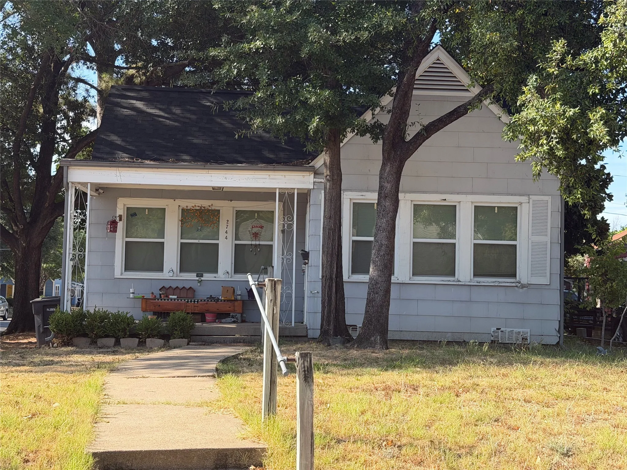 Single Family Residence For Sale in Tarrant County , 2744 Honeysuckle Avenue, Fort Worth, Texas 76111, 2 Bedroom, 1 Bathroom, Garage spaces, 1,022 Sqft, built in 1938, mls#21366275, Real Estate Agent in Fort Worth, Homes For Sale in Tarrant county, Homes For Sale in Fort Worth, Realtor in Fort Worth Texas, Real Estate Brokerage Independent Realty Texas, Luminita Cordes Realtor