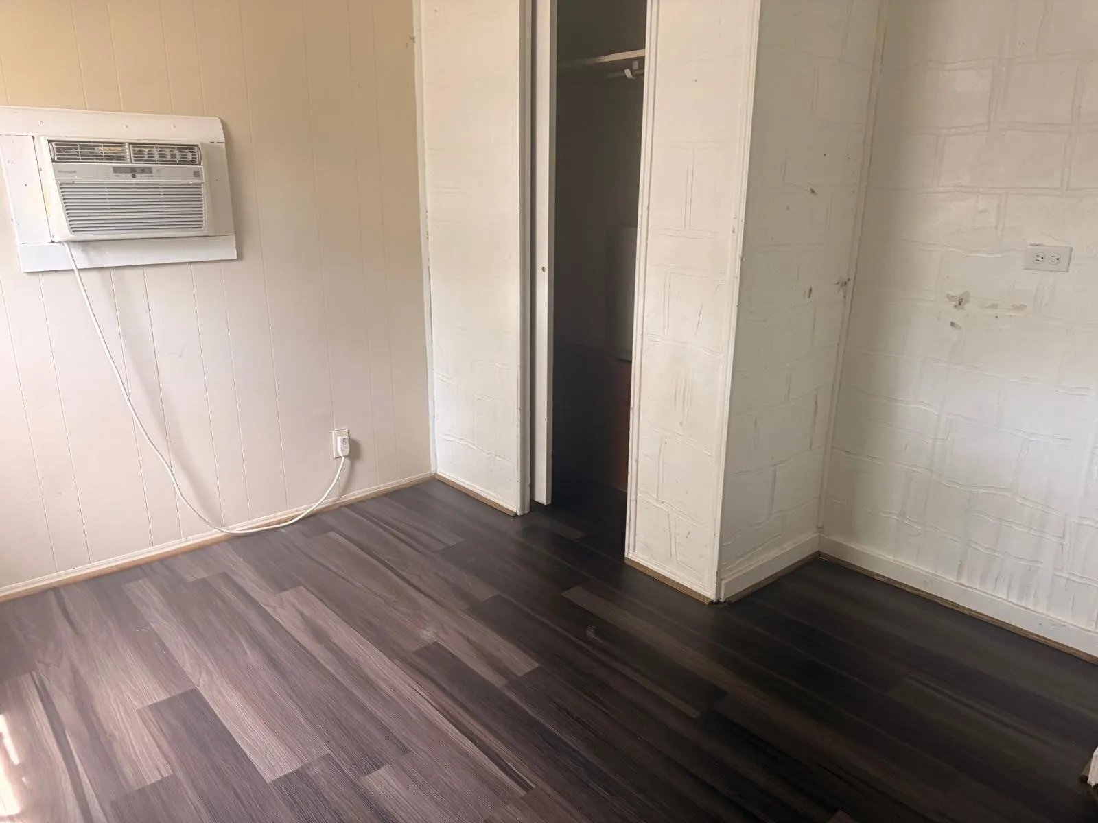 Mobile Home For Sale in Dallas County , 604 Autumn Leaves Trail, Grand Prairie, Texas 75060, 2 Bedroom, 2 Bathroom, 3 Garage spaces, 1,010 Sqft, built in 1965, mls#21375688, Real Estate Agent in Grand Prairie, Homes For Sale in Dallas county, Homes For Sale in Grand Prairie, Realtor in Grand Prairie Texas, Real Estate Brokerage Independent Realty Texas, Luminita Cordes Realtor