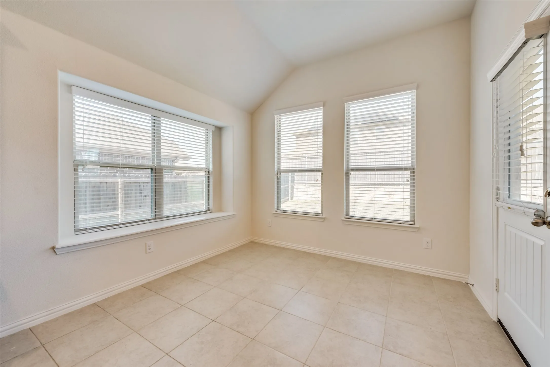 Single Family Residence For Rent in Tarrant County , 828 Sky Top Drive, Haslet, Texas 76052, 4 Bedroom, 3 Bathroom, 2 Garage spaces, 2,126 Sqft, built in 2018, mls#21381455, Real Estate Agent in Haslet, Homes For Rent in Tarrant county, Homes For Rent in Haslet, Realtor in Haslet Texas, Real Estate Brokerage Independent Realty Texas, Luminita Cordes Realtor