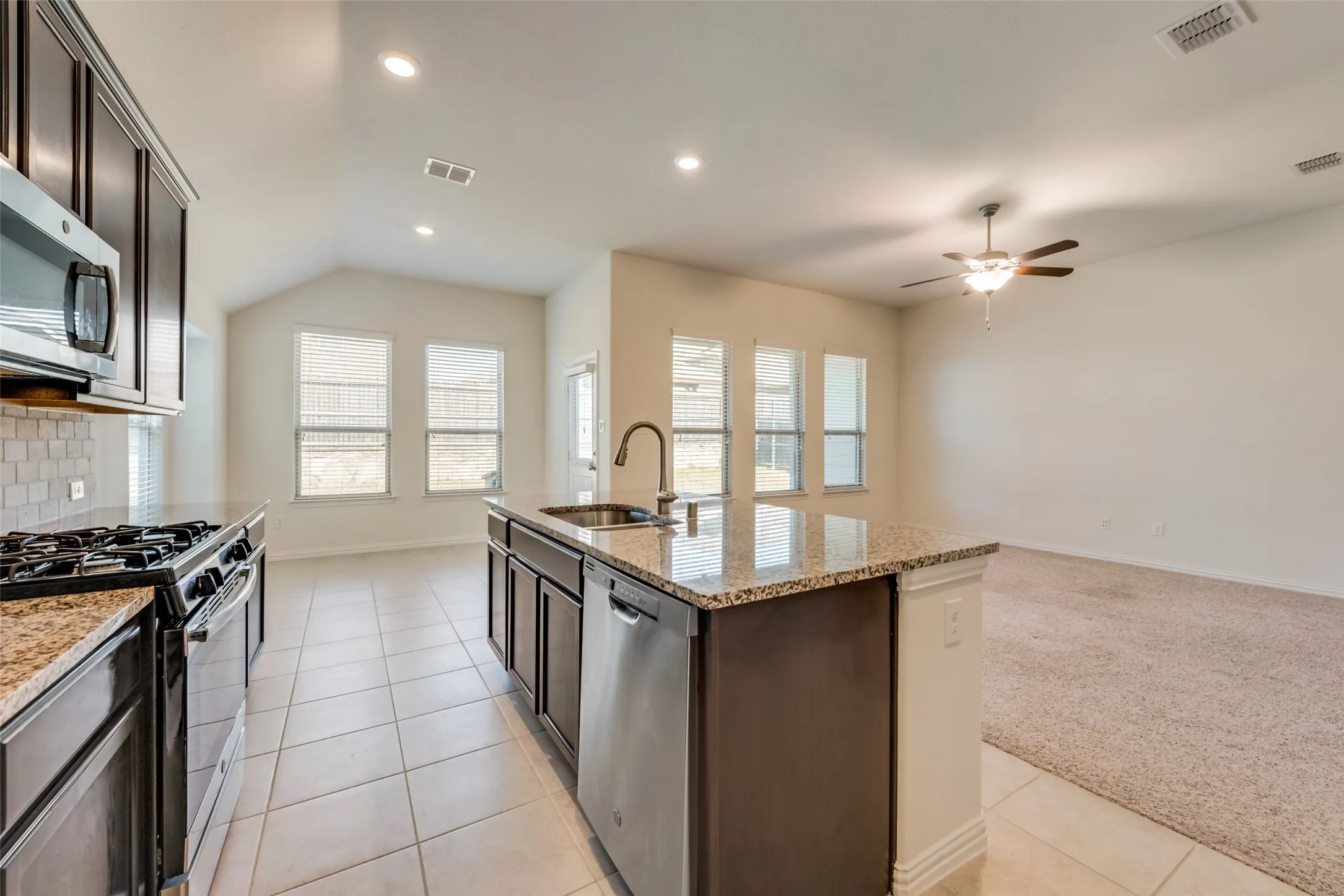 Single Family Residence For Rent in Tarrant County , 828 Sky Top Drive, Haslet, Texas 76052, 4 Bedroom, 3 Bathroom, 2 Garage spaces, 2,126 Sqft, built in 2018, mls#21381455, Real Estate Agent in Haslet, Homes For Rent in Tarrant county, Homes For Rent in Haslet, Realtor in Haslet Texas, Real Estate Brokerage Independent Realty Texas, Luminita Cordes Realtor