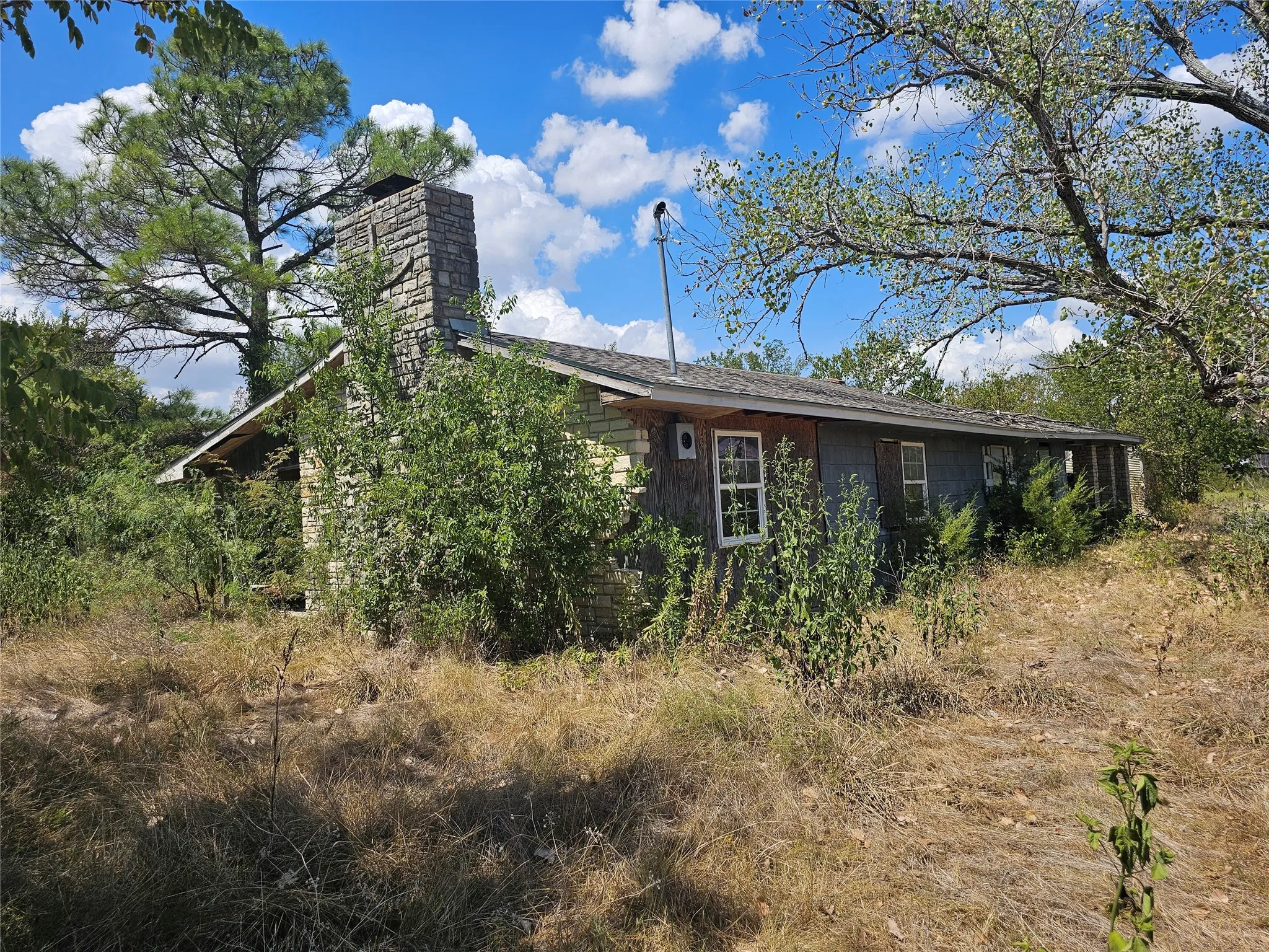 Single Family Residence For Sale in Navarro County , 5921 County Road 3030, Corsicana, Texas 75109, 3 Bedroom, 2 Bathroom, 2 Garage spaces, 1,494 Sqft, built in 1986, mls#21381469, Real Estate Agent in Corsicana, Homes For Sale in Navarro county, Homes For Sale in Corsicana, Realtor in Corsicana Texas, Real Estate Brokerage Independent Realty Texas, Luminita Cordes Realtor