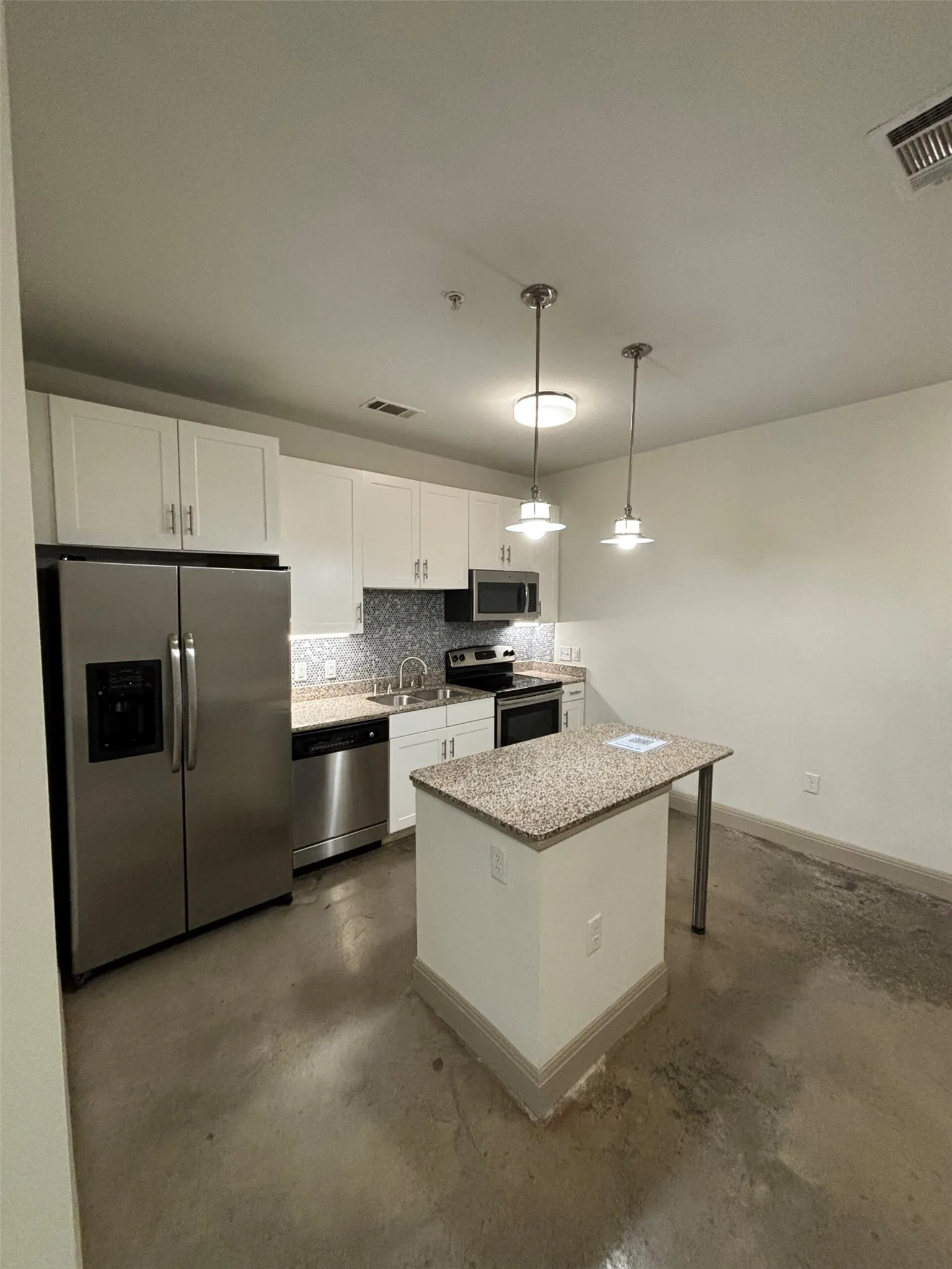 Apartment For Rent in Dallas County , 801 N Bishop Avenue 1-203, Dallas, Texas 75208, 1 Bedroom, 1 Bathroom, Garage spaces, 610 Sqft, built in 2013, mls#21381483, Real Estate Agent in Dallas, Homes For Rent in Dallas county, Homes For Rent in Dallas, Realtor in Dallas Texas, Real Estate Brokerage Independent Realty Texas, Luminita Cordes Realtor